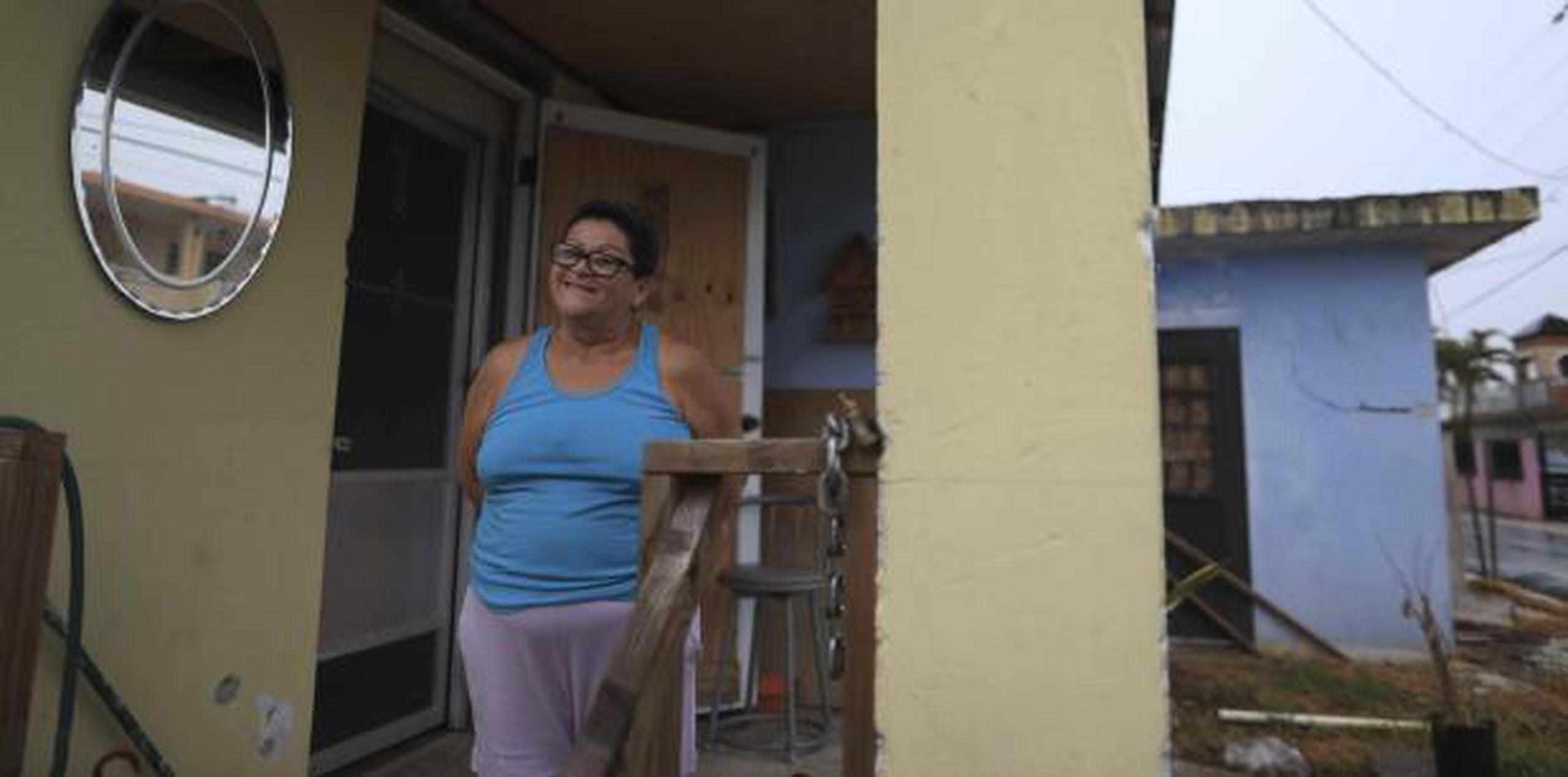Carmen Montero vive e el sector Ingenio de Toa Baja, en una de las casas que todavía tienen los toldos azules. (teresa.canino@gfrmedia.com)