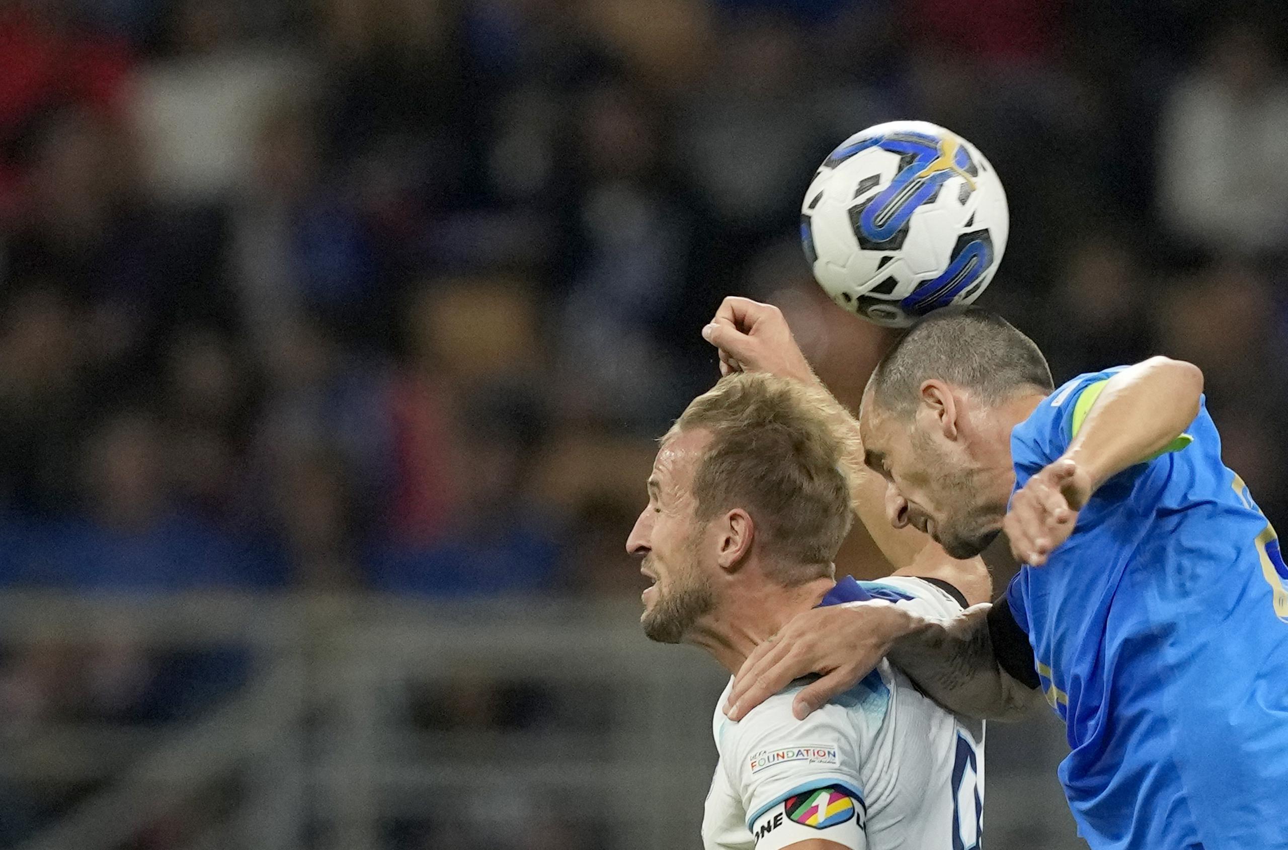 Harri Kane, de Inglaterra, y Leonardo Bonucci, de Italia, saltan en busca de un balón, durante un partido de la Liga de Naciones. (AP Foto/Antonio Calanni)