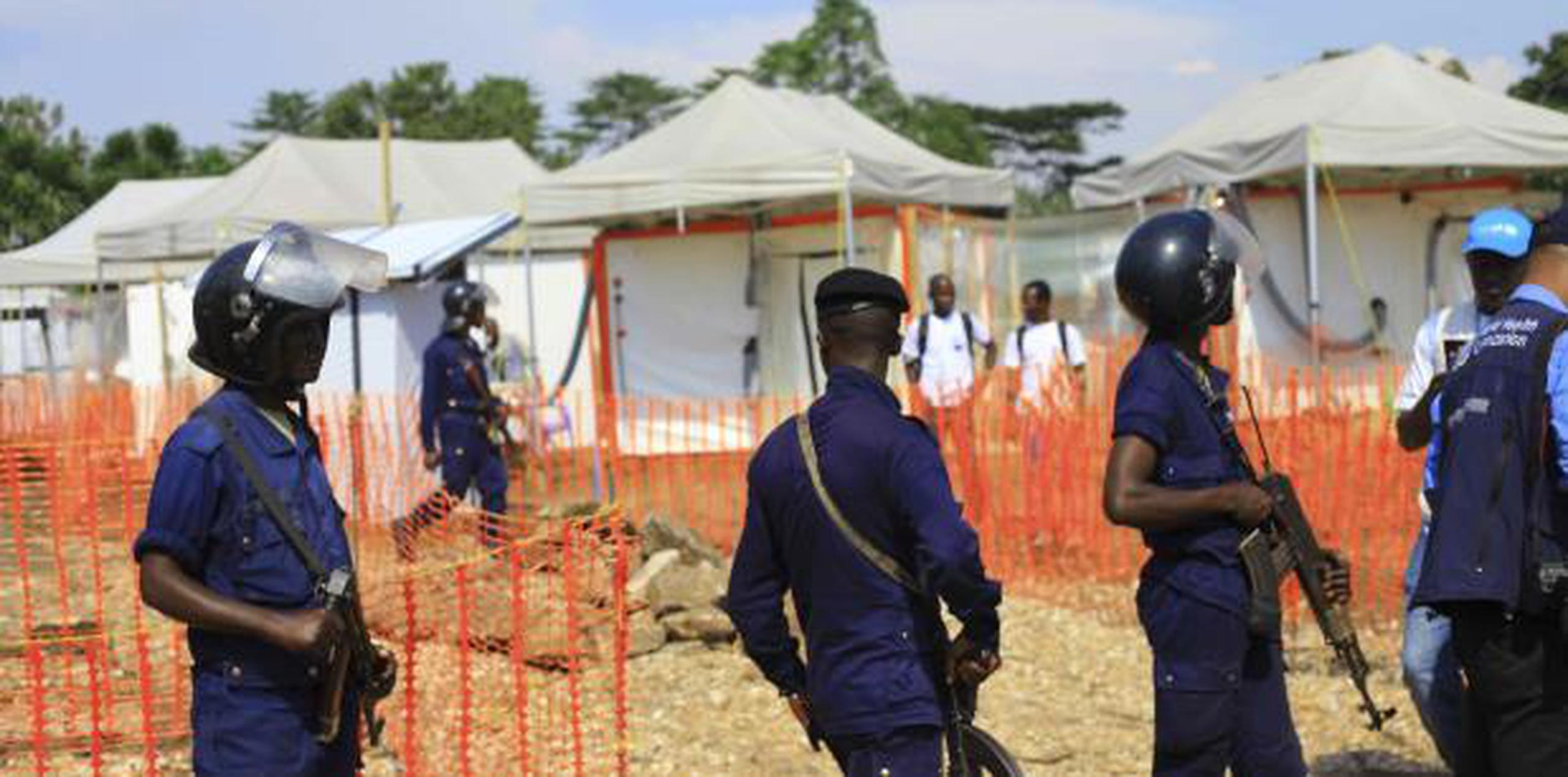 Agentes vigilan un centro de respuesta al ébola establecido recientemente en Beni, República Democrática del Congo. (AP / Al-hadji Kudra Maliro)