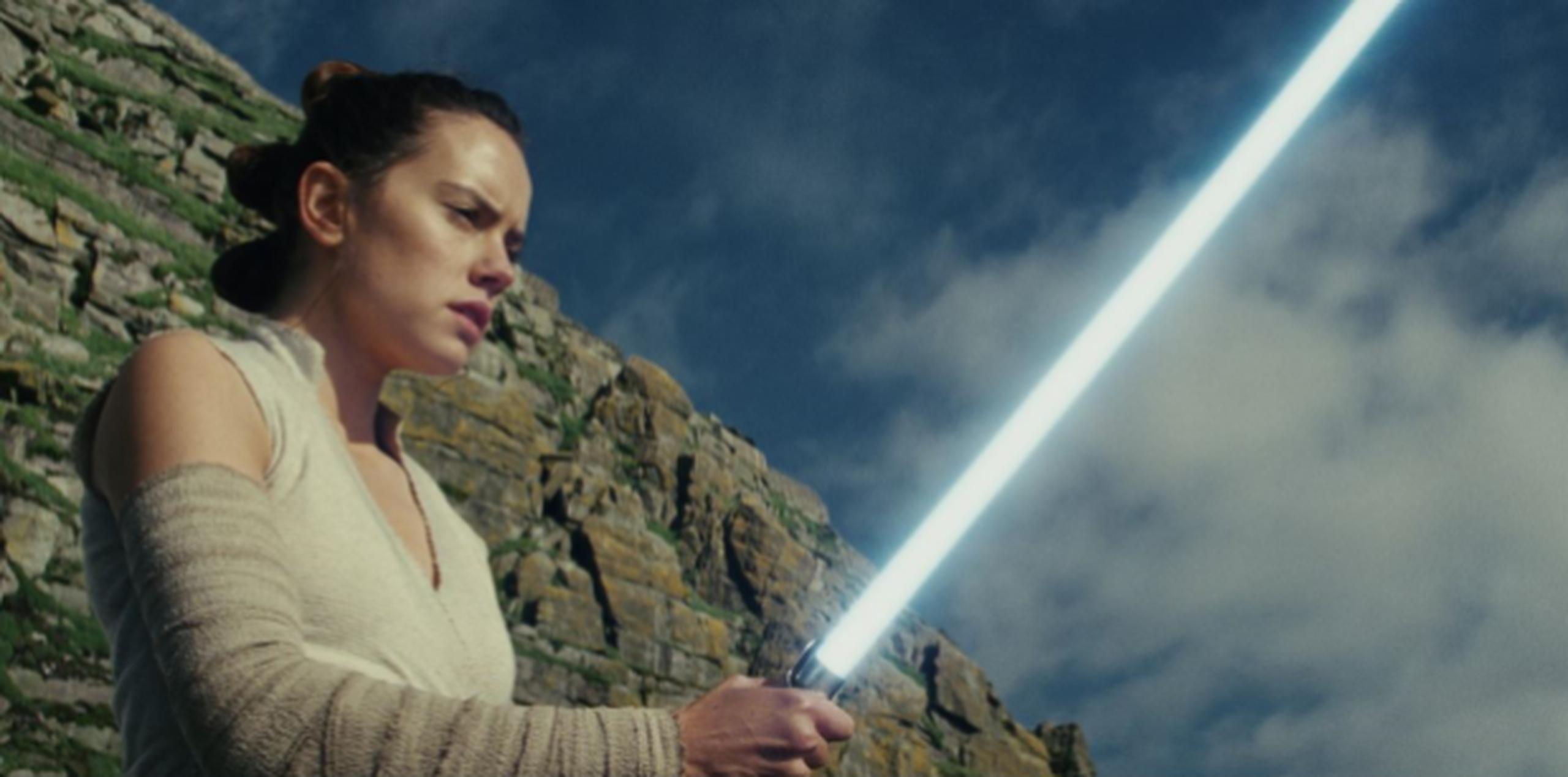 "The Last Jedi" abrió con un 11 % de ingresos menos que el impresionante lanzamiento de "The Force Awakens" en el mismo fin de semana de 2015. (AP)