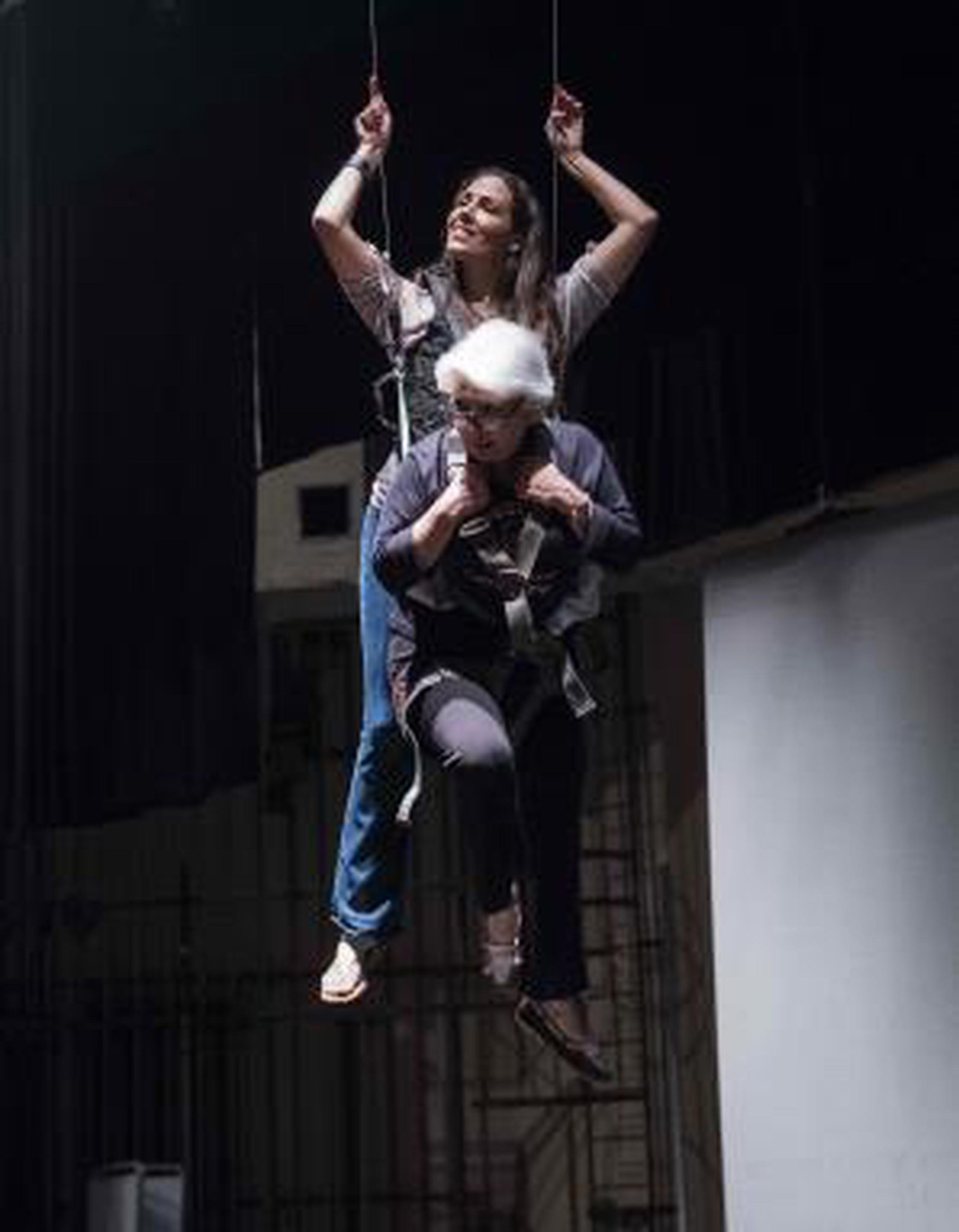 En la pieza teatral, los personajes de Johanna Rosaly y Ángela Meyer se retan a tirarse en paracaídas, cosa que las actrices recrearán en escena.  (tonito.zayas @gfrmedia.com)