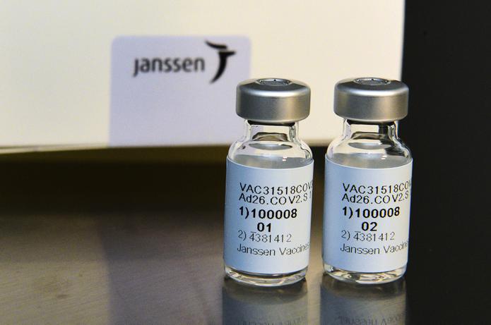 Esta fotografía distribuida por Johnson & Johnson muestra la vacuna contra el COVID-19 desarrollada por su filial Janssen.