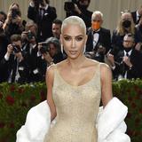 Kim Kardashian le dice adiós al pelo rubio y luce espectacular