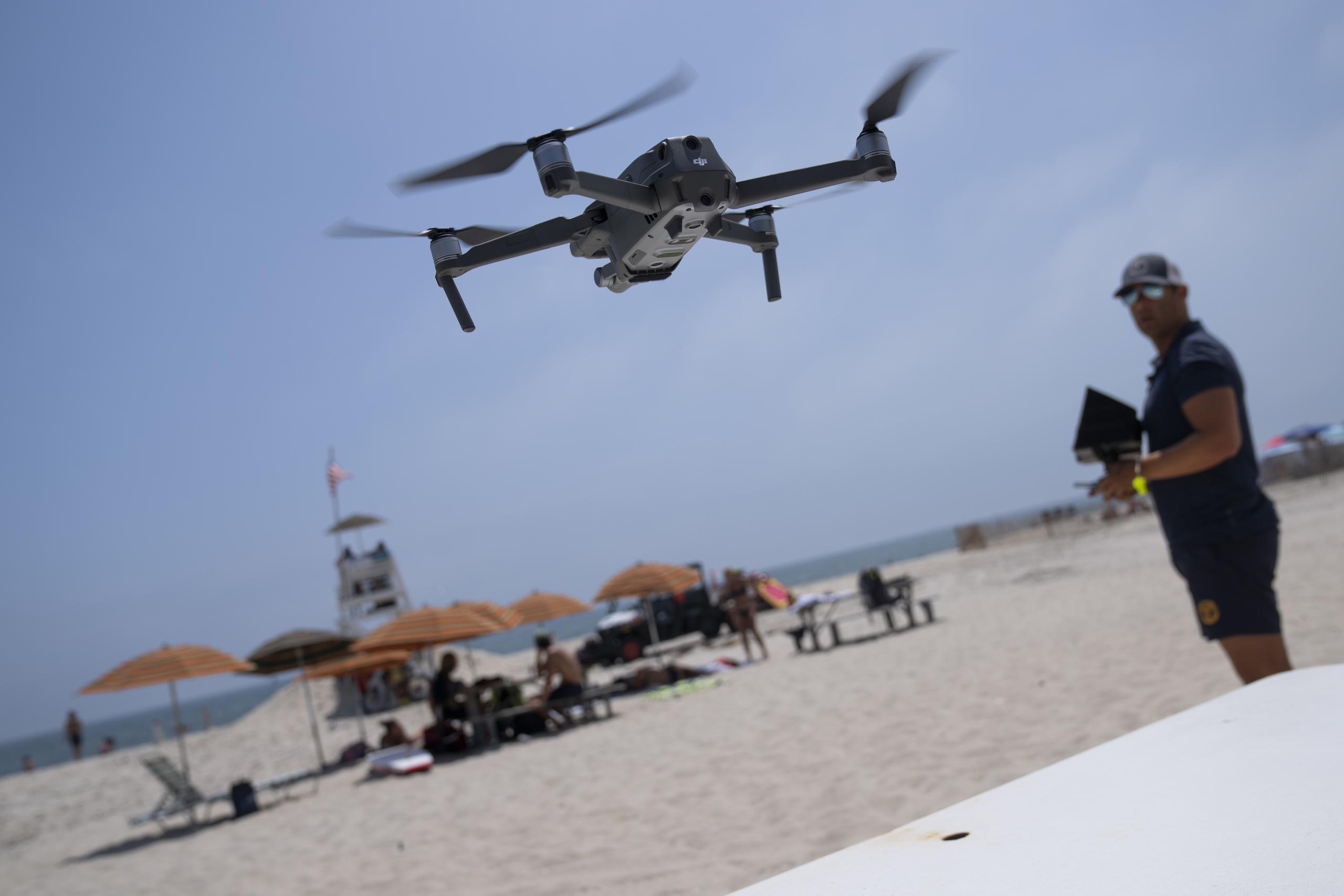 Las autoridades aseguraron que las imágenes del dron brindan a los salvavidas y administradores de parques una visibilidad aún mayor de la que tendrían desde sus puestos.