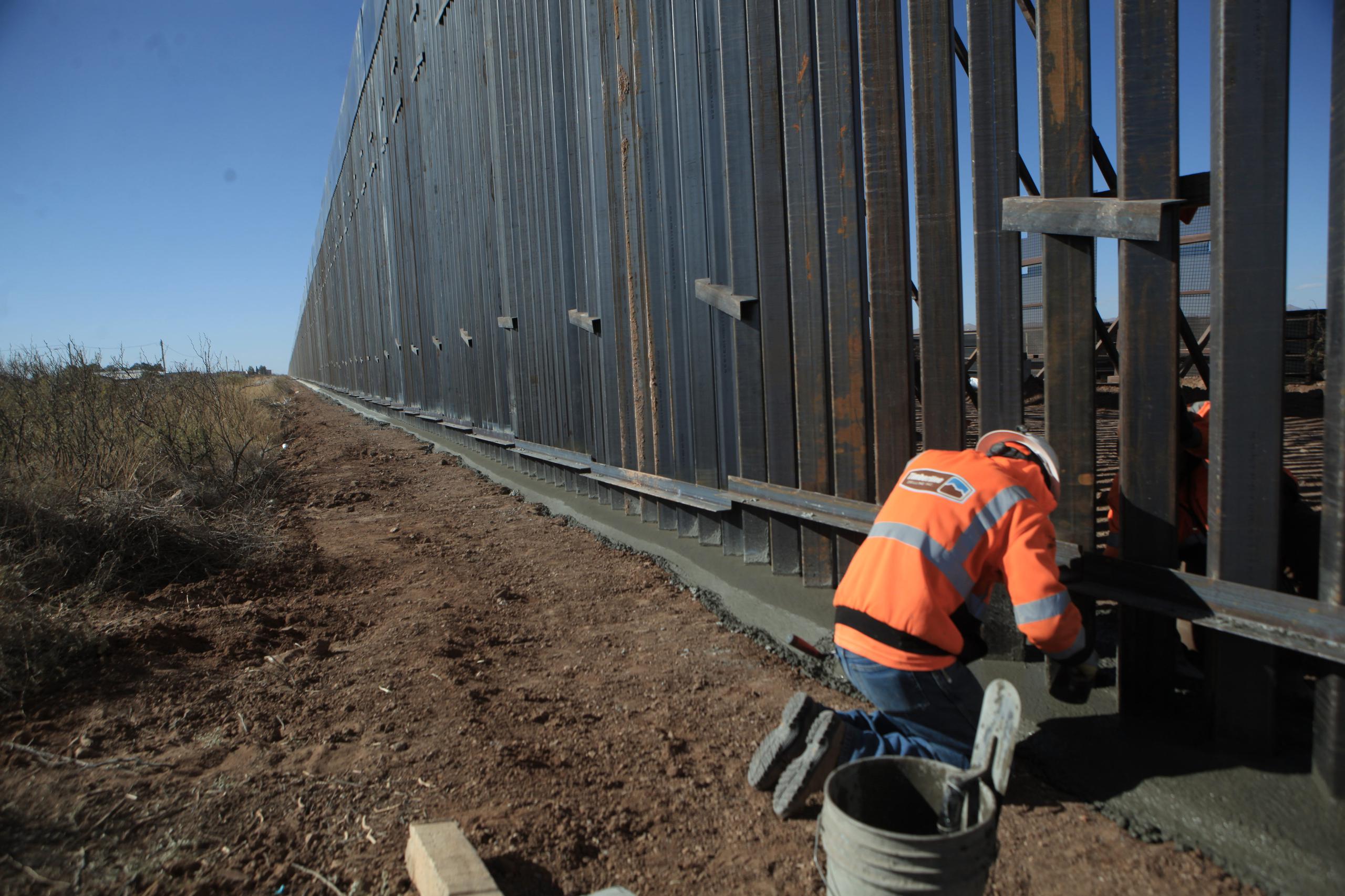 El muro comenzó a construirse durante la presidencia de Donald Trump.