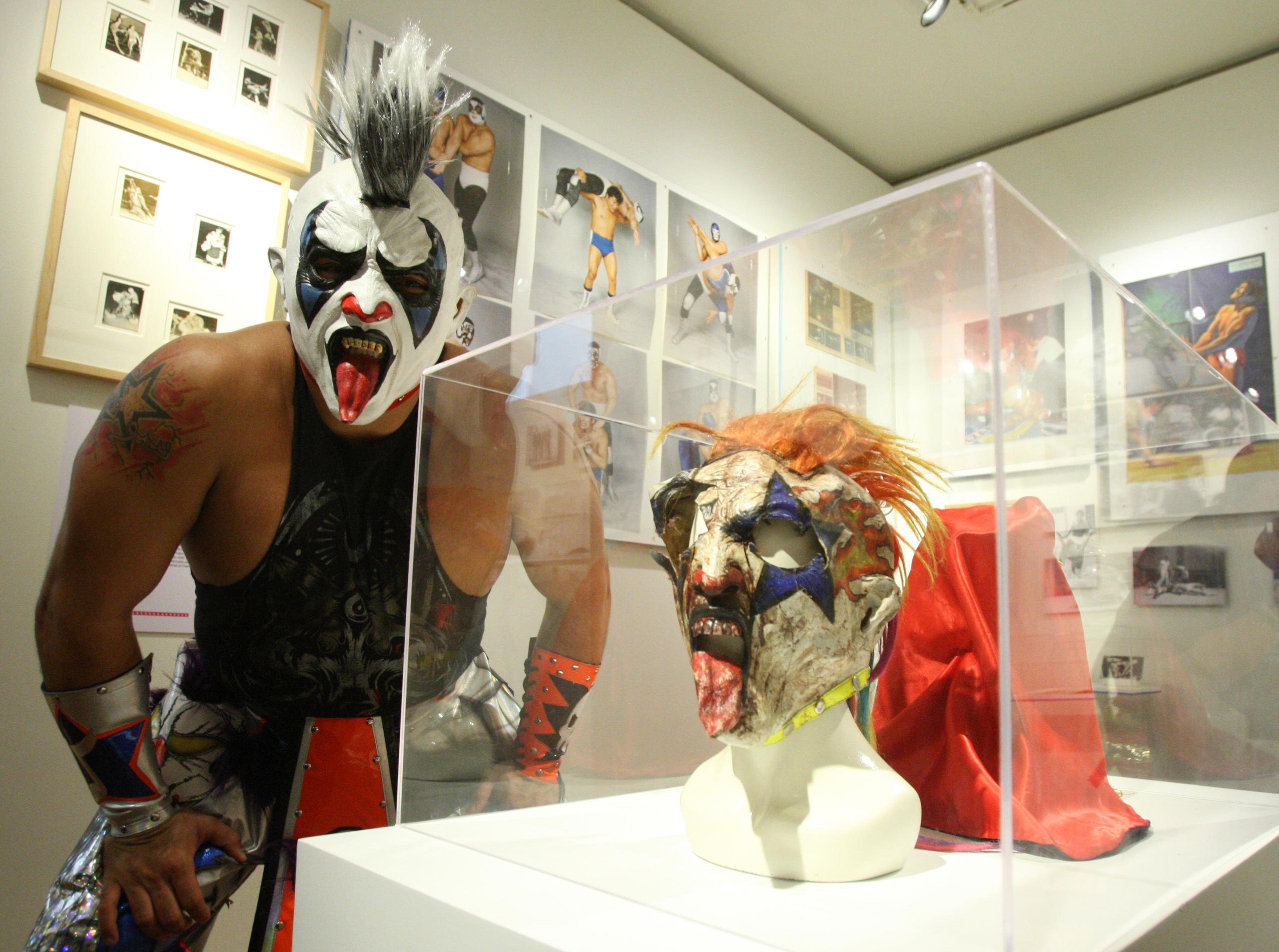 El luchador Psycho Clown posa durante la exposición que pretende que "la lucha libre alcance el estatus de los mariachis o el tequila como seña de identidad nacional" mexicana, aseveró el curador de la exhibición, Antonio Soto. (EFE)