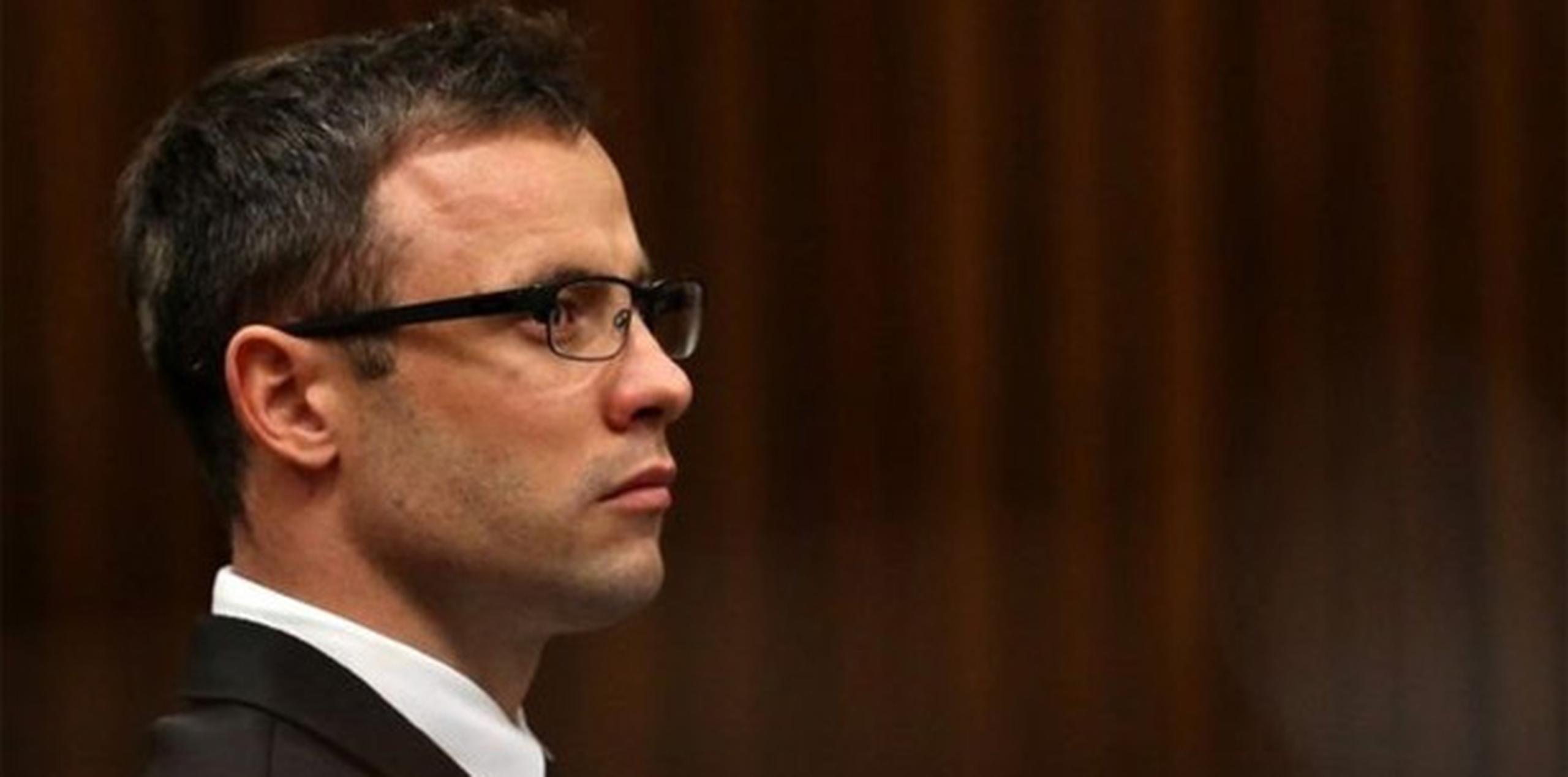 Pistorius pasó un año de cárcel, de una condena de cinco años, por esa acusación menor y fue luego colocado bajo arresto domiciliario en la mansión de su tío en Pretoria en octubre. (AFP)