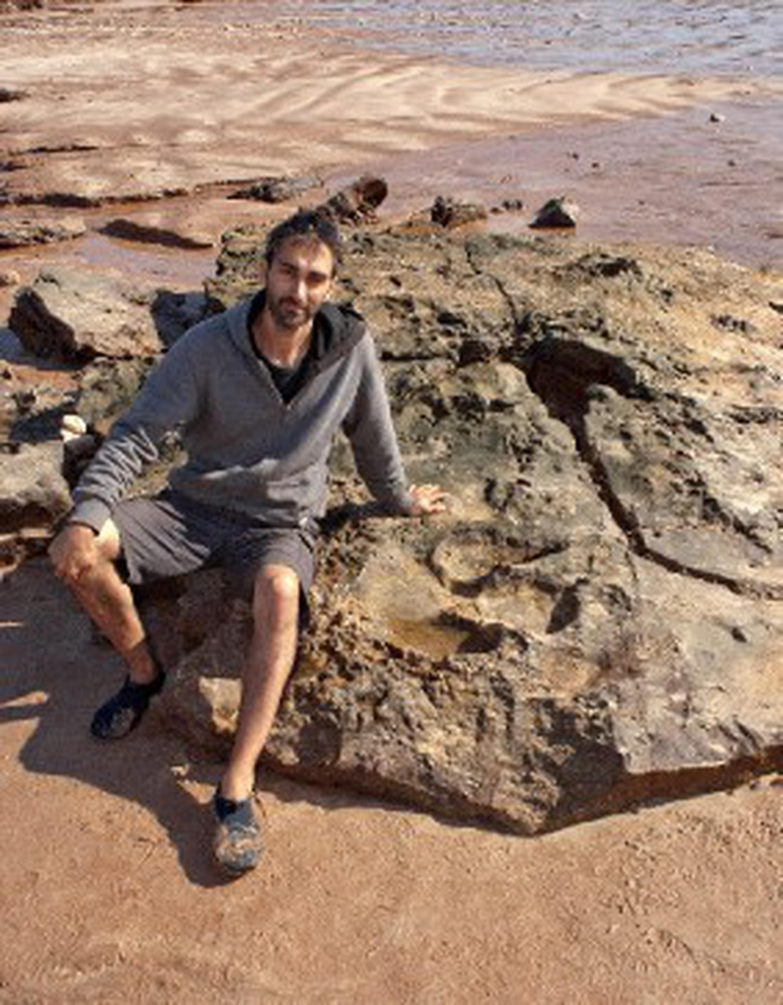 Las huellas de dinosaurios en Lark Quarry, famosas en Australia porque son miles y perduran desde hace 95 millones de años, podrían ser el rastro dejado en el lecho de un río cuando nadaban o lo cruzaban, una nueva tesis contraría a la teoría asumida de la estampida. (EFE)