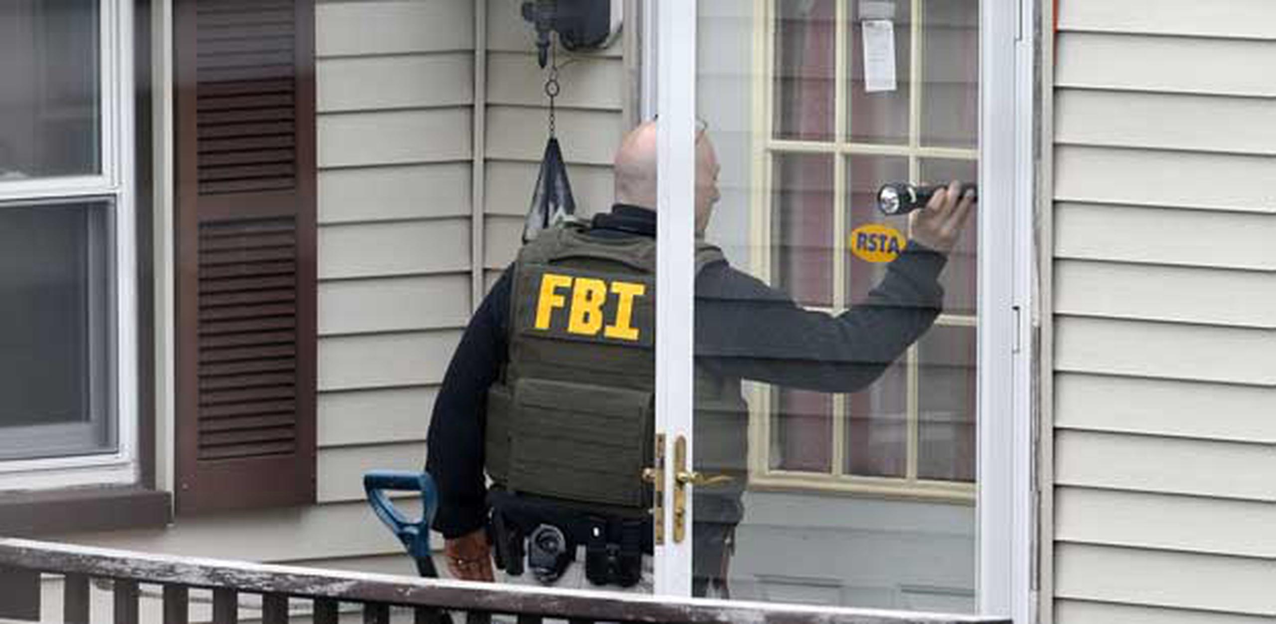 Agentes del FBI han desalojado a los residentes de la calle Norfolk, en Cambridge, mientras buscan al joven sospechoso de colocar las bombas.  (AP/Michael Dwyer)