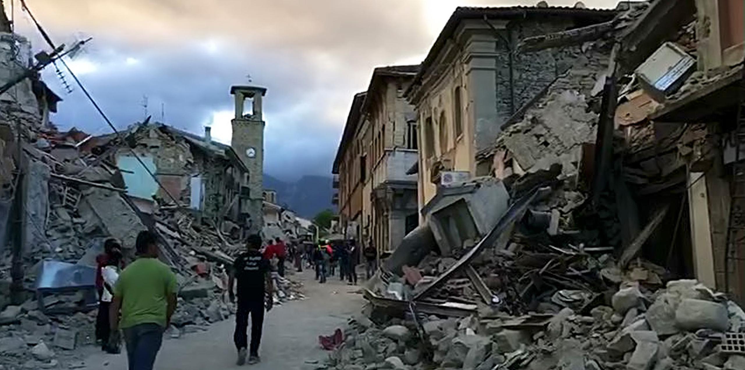 El centro de Amatrice quedó arrasado, con palazzos enteros reducidos a escombros. (AP)