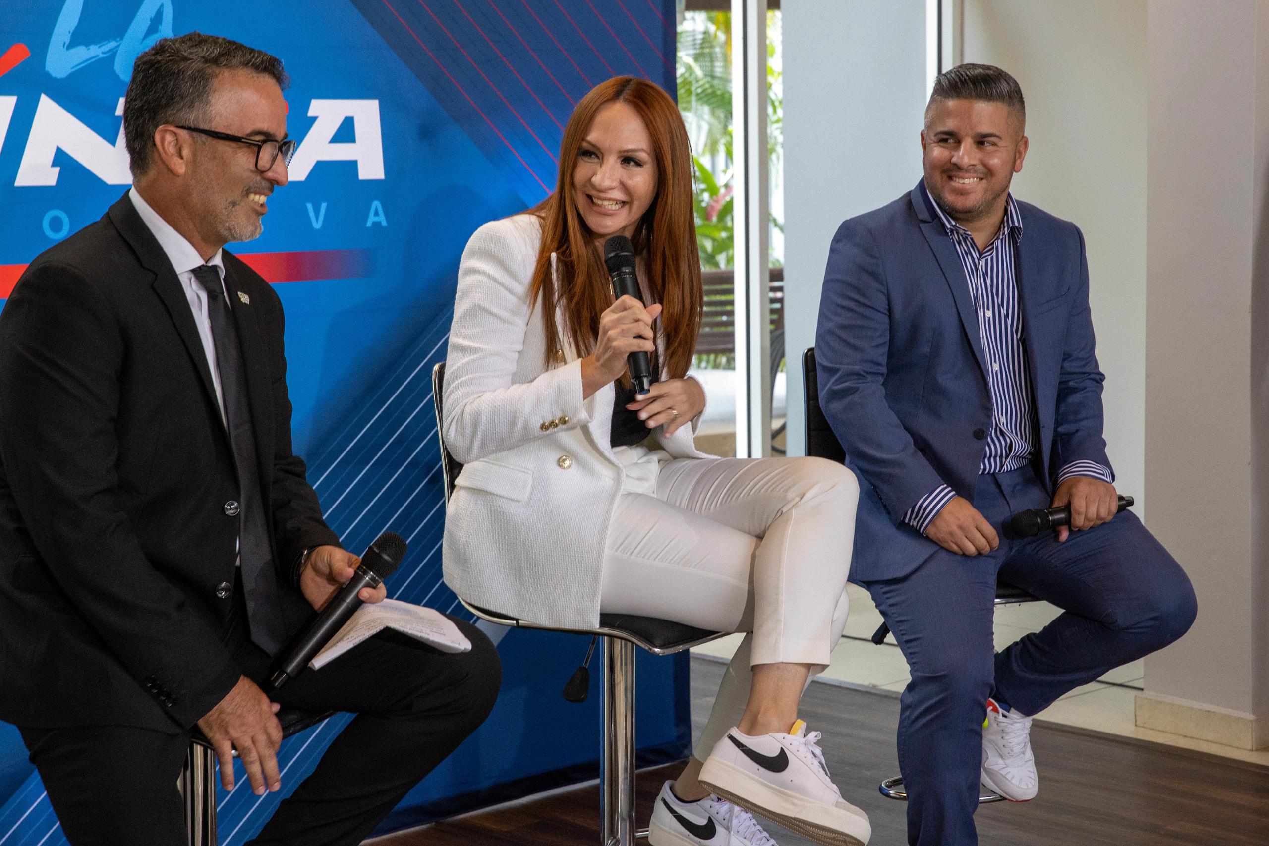 El gerente de WAPA Deportes, Paco Vargas, presentó a Natalia Meléndez y Kefrén Velázquez como los moderadores del programa La Línea Deportiva.  (Suministrada/J.Pérez-Mesa-WapaDeportes)