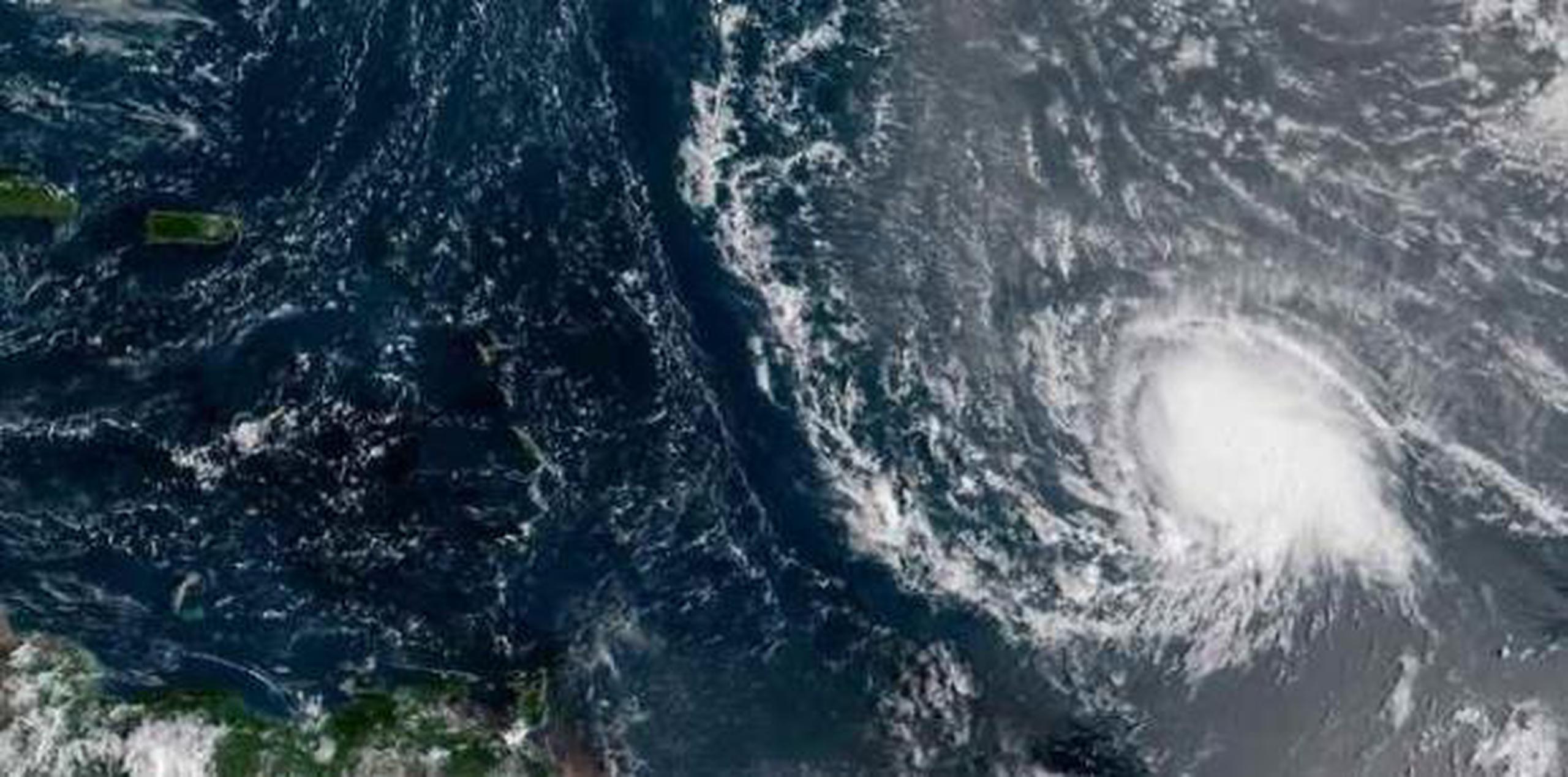 Se prevé que el centro de Isaac se desplace cerca o sobre la zona central de las Antillas Menores el jueves. (NOAA)