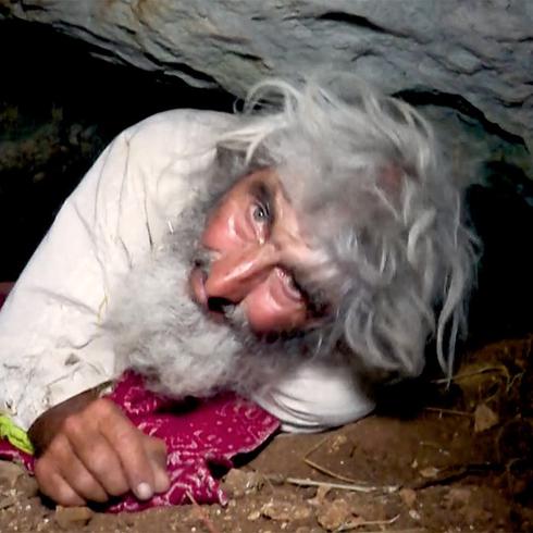 Ermitaño que vive en una cueva defiende la vacuna de COVID-19