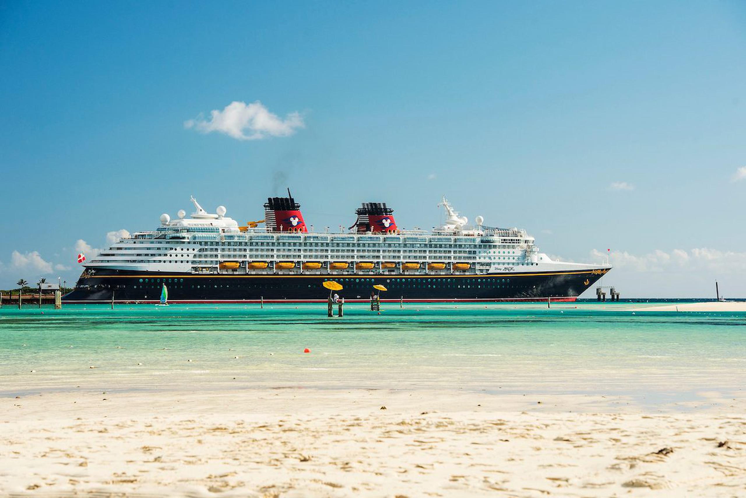 El crucero Disney Magic tiene capacidad para 2,456 pasajeros y 887 tripulantes.