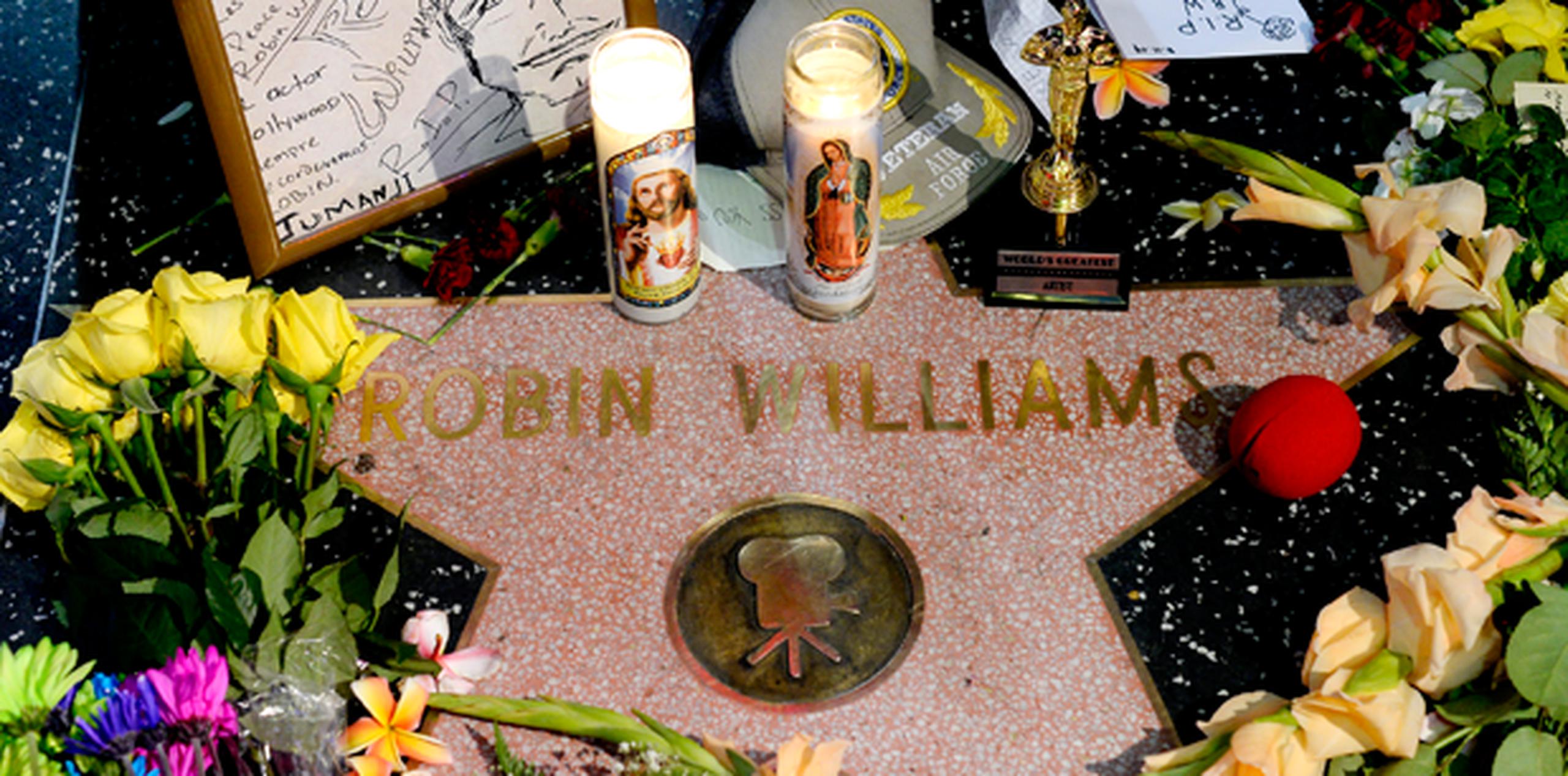 Cientos de personas dejaron muestras de afecto en la estrella de Robin Williams en el Paseo de la Fama, en Hollywood. (AP)