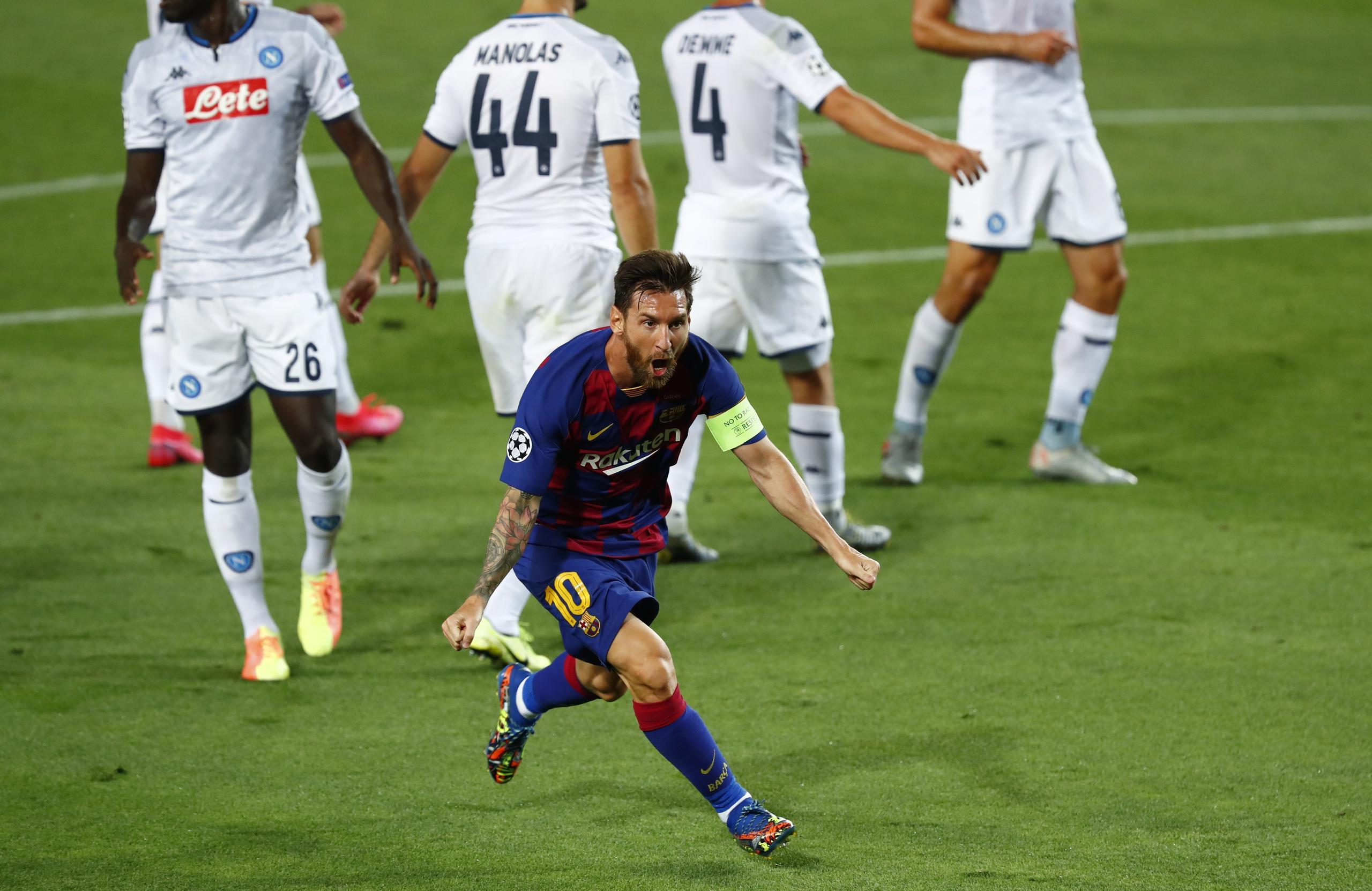 Lionel Messi celebra tras marcar el segundo gol del Barcelona en la victoria 3-1 ante el Napoli en los octavos de final de la Liga de Campeones.