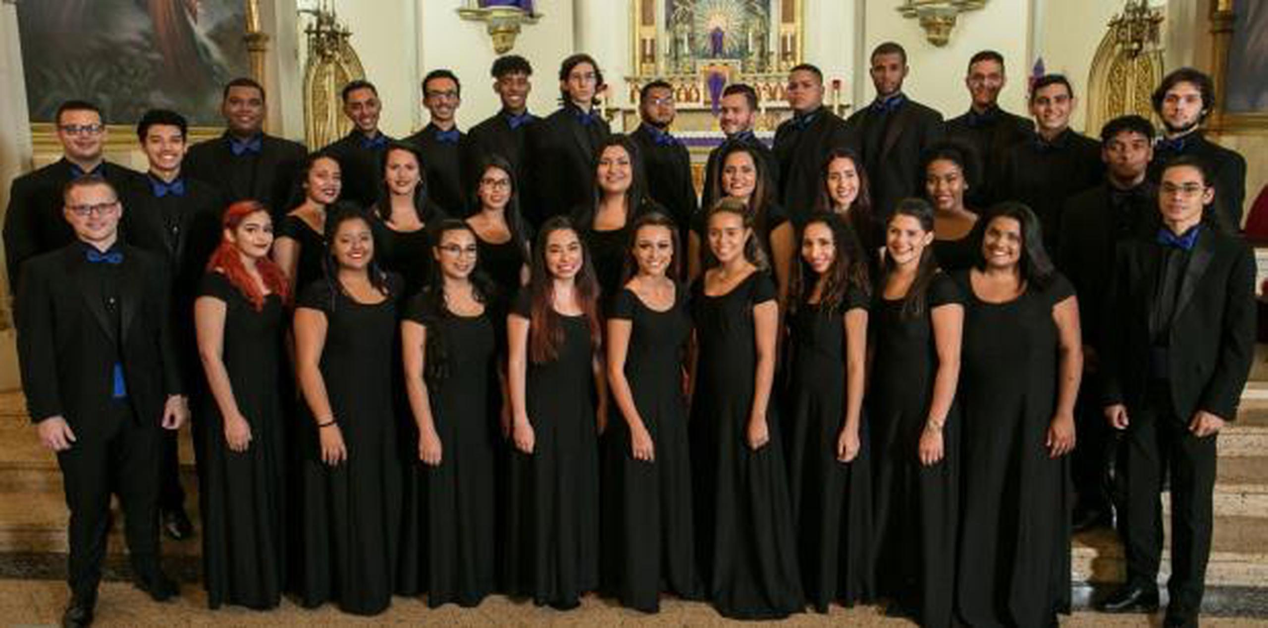 Los 33 estudiantes que componen el Coro de Cámara disfrutarían de una semana de talleres y canto coral junto con otras corales de Alemania, Uruguay, México y Argentina. (Suministrada)