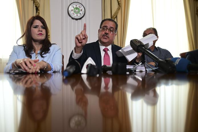 Rodeado por legisladores de su delegación, el presidente del PPD y del Senado, José Luis Dalmau, aseguró que las expresiones de Hernández Montañez en su contra “se alejan de la verdad”.