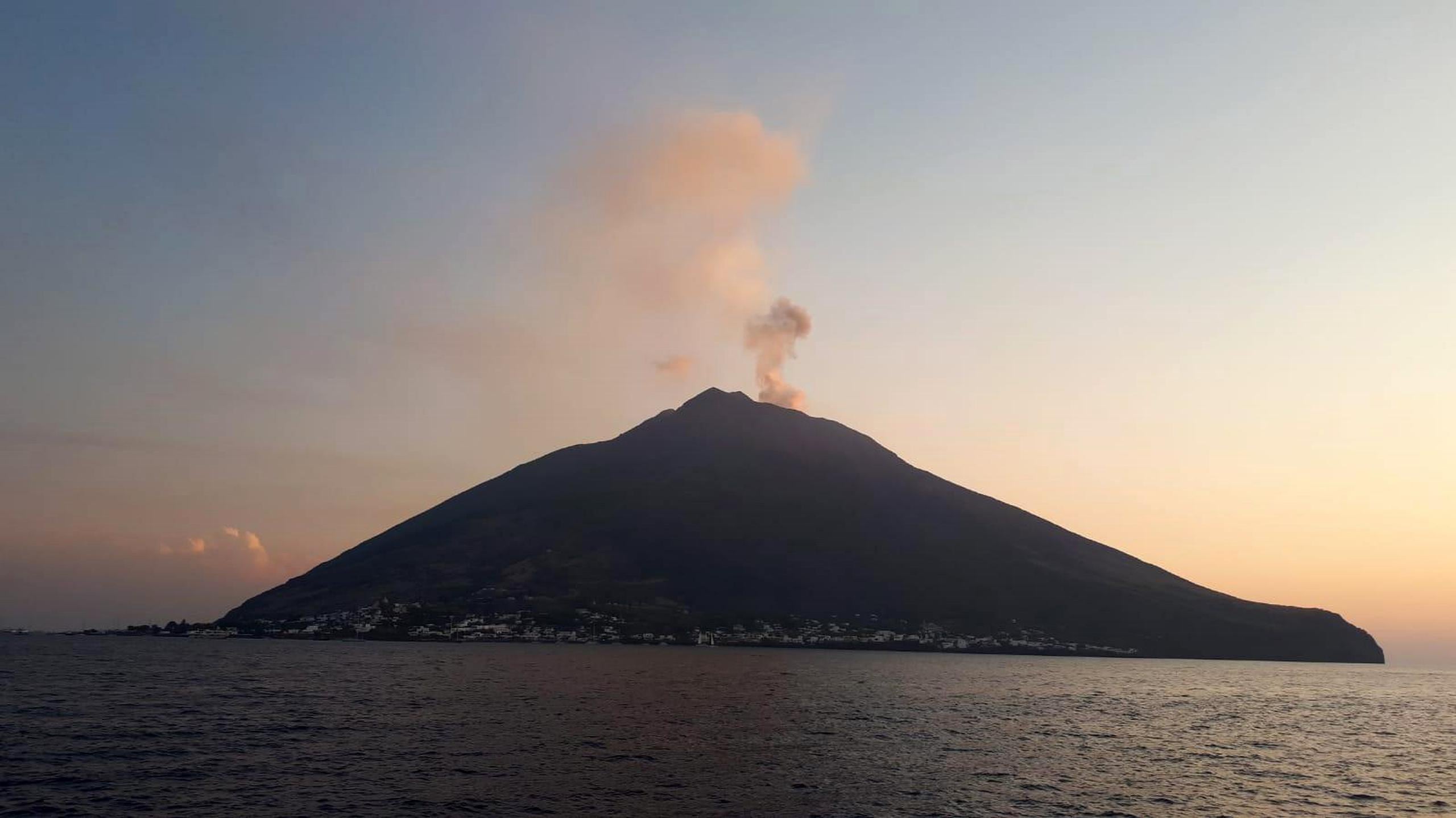 La última erupción de este volcán se produjo el pasado 10 de octubre también sin consecuencias.
