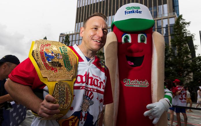 El competidor, Joey Chestnut festeja después de ganar el concurso Nathan's Famous Four of July Hot Dog Eating de 2021 en Coney Island en Nueva York.