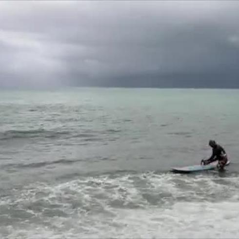 Estos surfers se tiraron al agua pese al peligro de la tormenta Karen