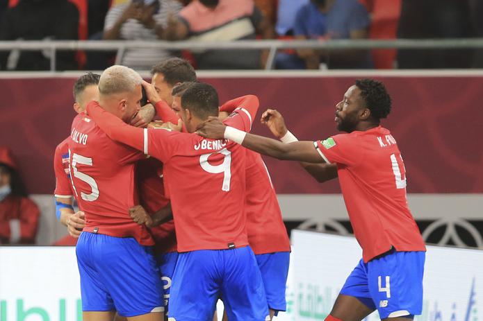 Los jugadores de Costa Rica celebran tras anotar el primer gol ante Nueva Zelanda en el repechaje para la Copa del Mundo.