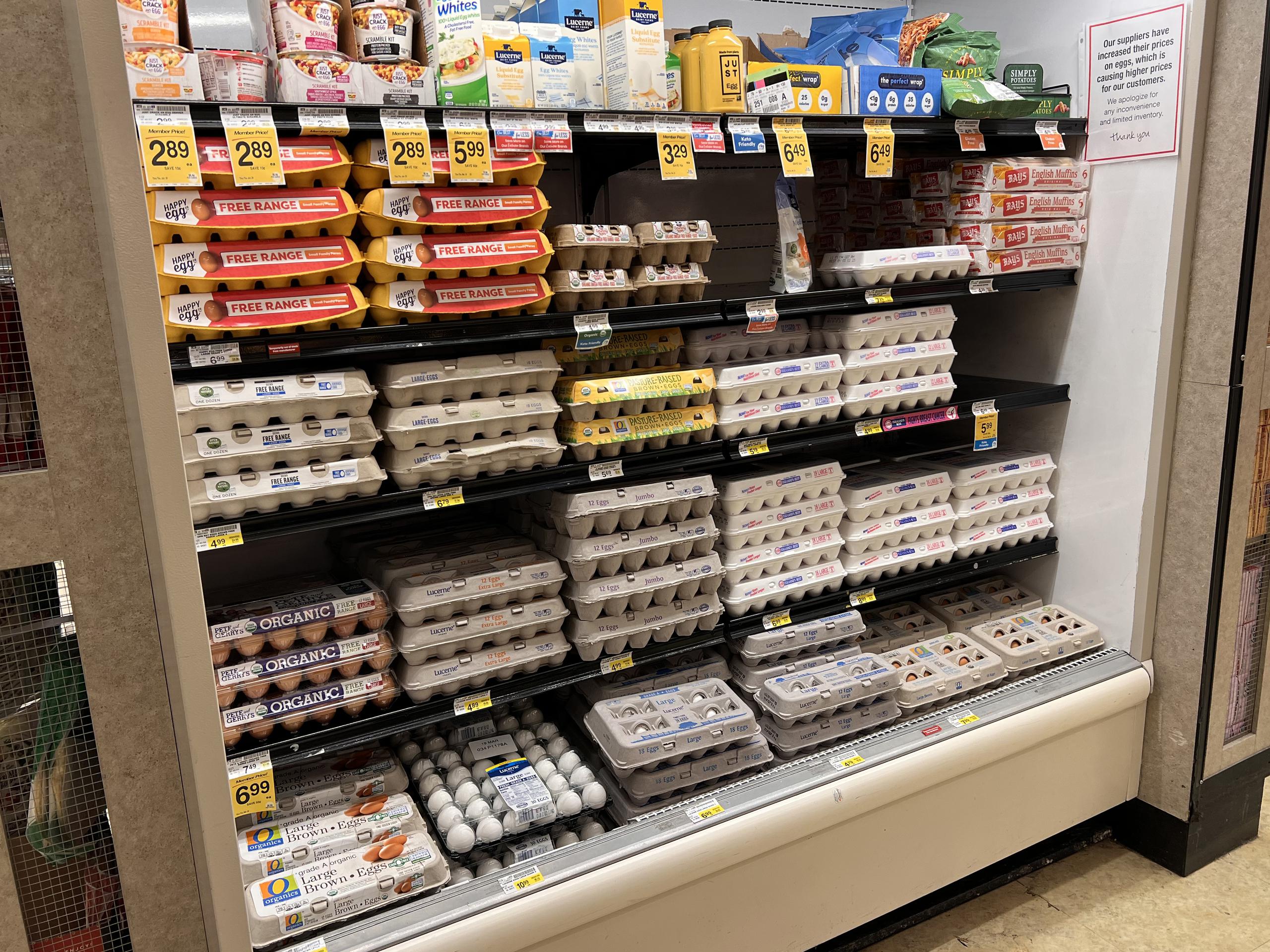 Fotografía de una nevera con huevos y sus precios en un supermercado de Washington (EEUU). EFE/ Octavio Guzmán
