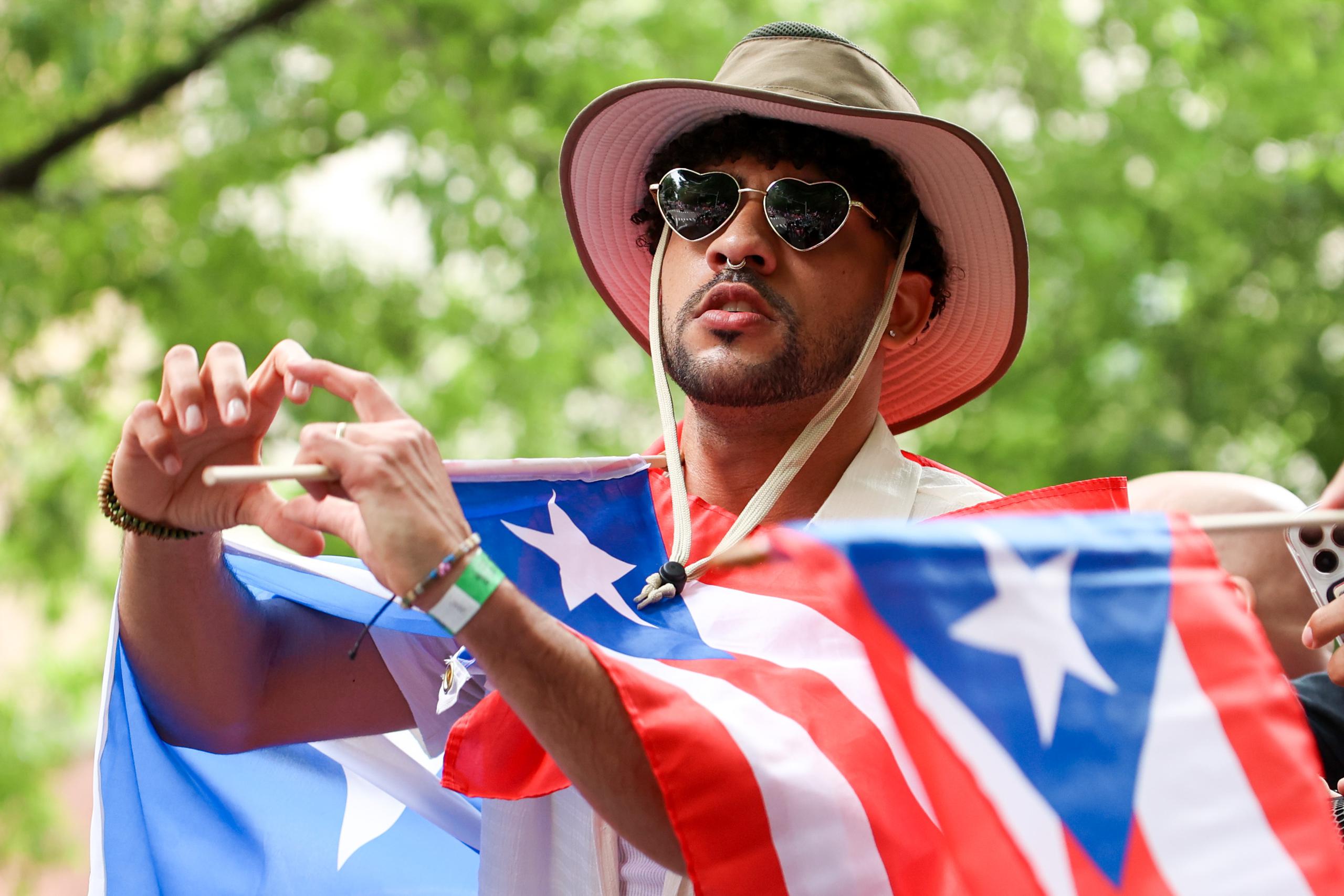 A pesar que se confirmó que el cantante Bad Bunny no acudió al Desfile Puertorriqueño de Nueva York, su imitador Alexis Ventura provocó frenesí entre los espectadores del evento cultural.