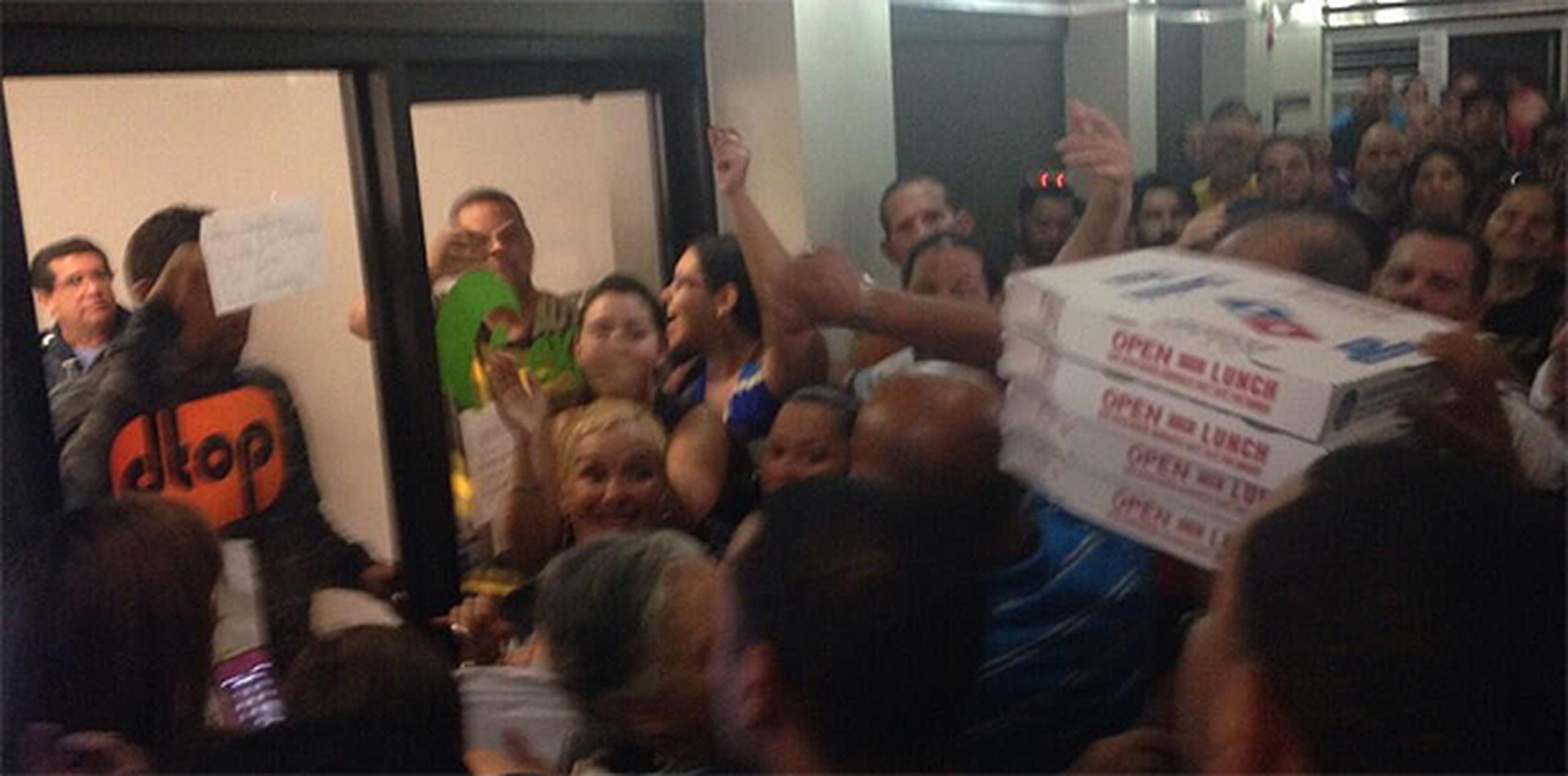 Las personas en las filas vivieron un caos, mientras otros mandaban a buscar pizzas para la larga espera. (jayson.vazquez@gfrmedia.com)