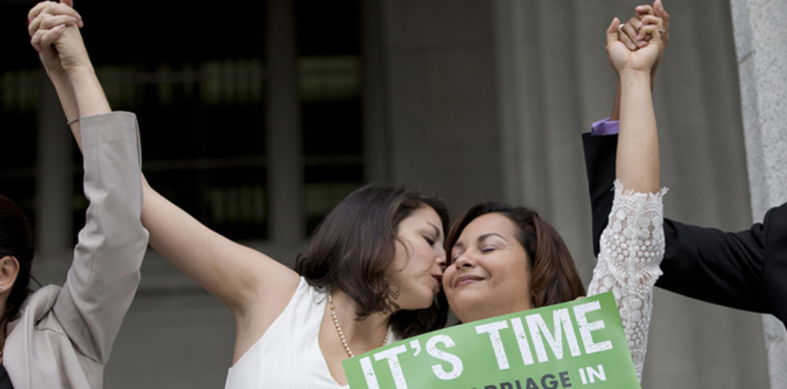 Catherina Pareto y su pareja Karla Argüello celebran luego de que se reconociera el derecho al matrimonio entre personas del mismo sexo en la Florida. Contrajeron matrimonio ayer. (AP)
