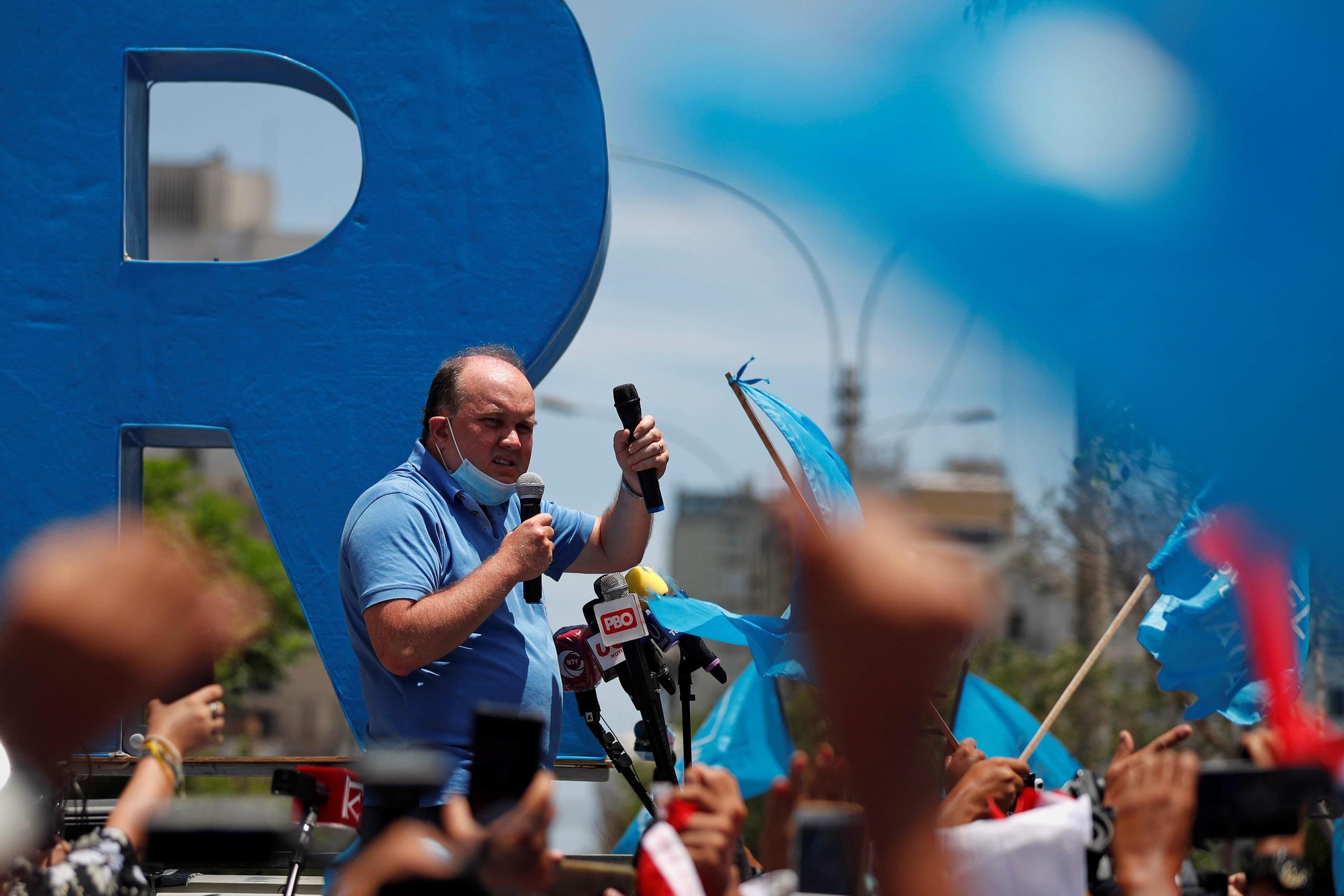 El candidato de extrema derecha Rafael López Aliaga preside una manifestación para exigir su "derecho constitucional a la participación política" ante la sede del Jurado Nacional de Elecciones, en Lima, Perú.