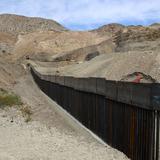 Muere un migrante al caer desde el muro fronterizo al intentar entrar a Estados Unidos