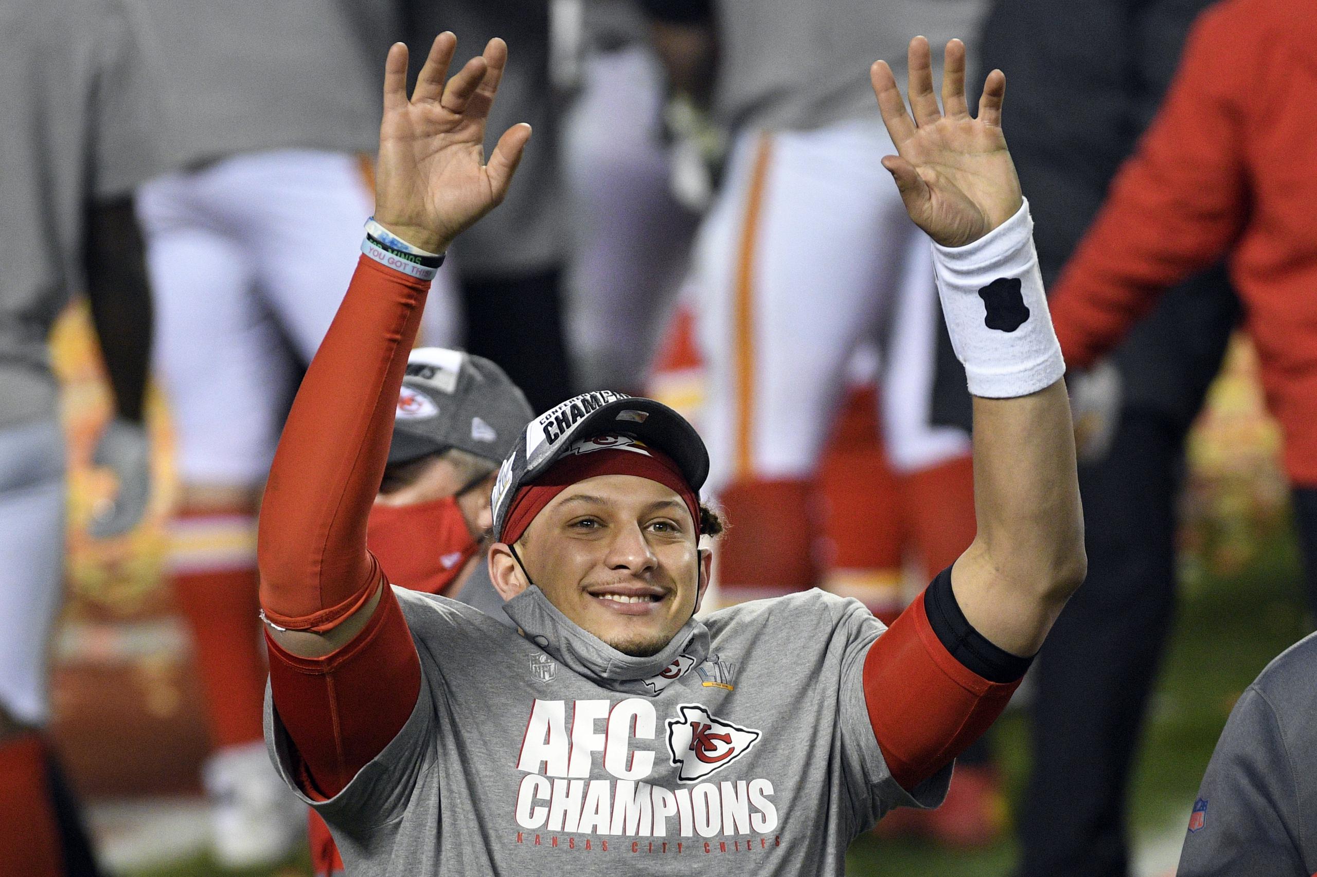 El quarterback de los Chiefs de Kansas City, Patrick Mahomes, celebra luego de que su equipo se coronara como campeón de la AFC y adelantara al Super Bowl por segundo año seguido.