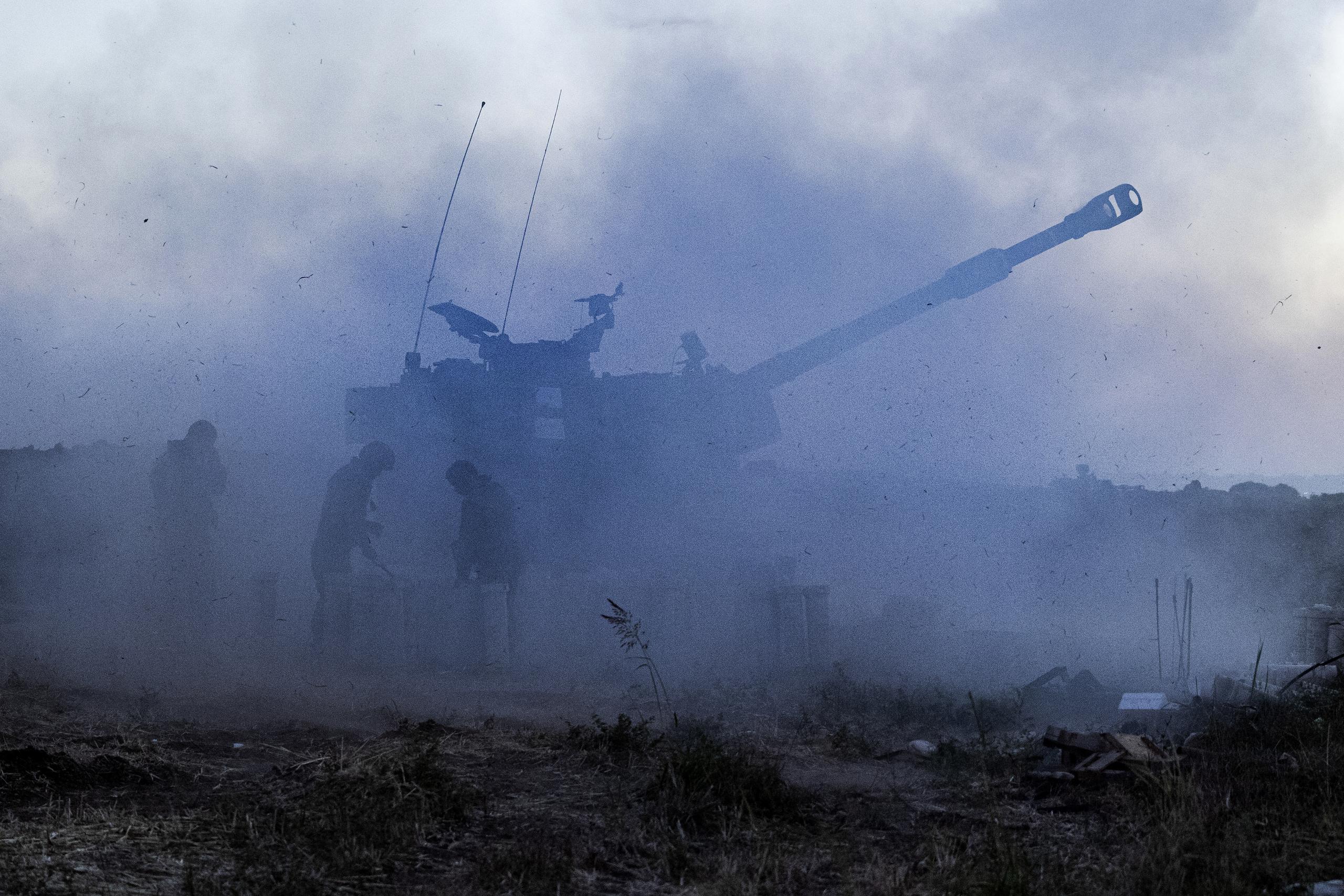 Un tanque de la artillería israelí lanza un ataque contra la Ciudad de Gaza.