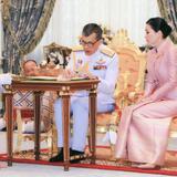 Tailandia le echa 43 años de cárcel a una mujer por insultar al rey
