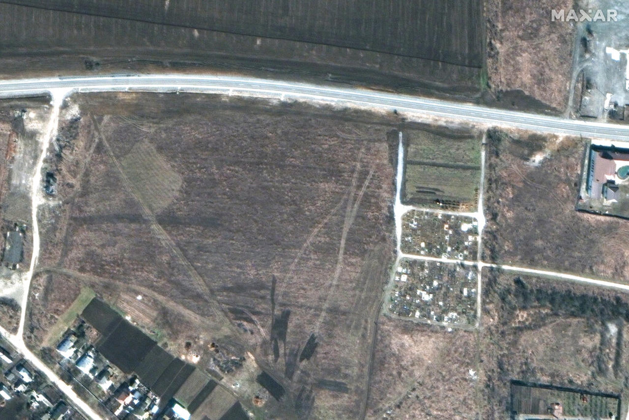 Esta imagen satelital proporcionada por Maxar Technologies el 21 de abril de 2022, muestra una vista general del cementerio en Manhush, a unos 20 kilómetros al oeste de Mariúpol, Ucrania, el 19 de marzo de 2022.