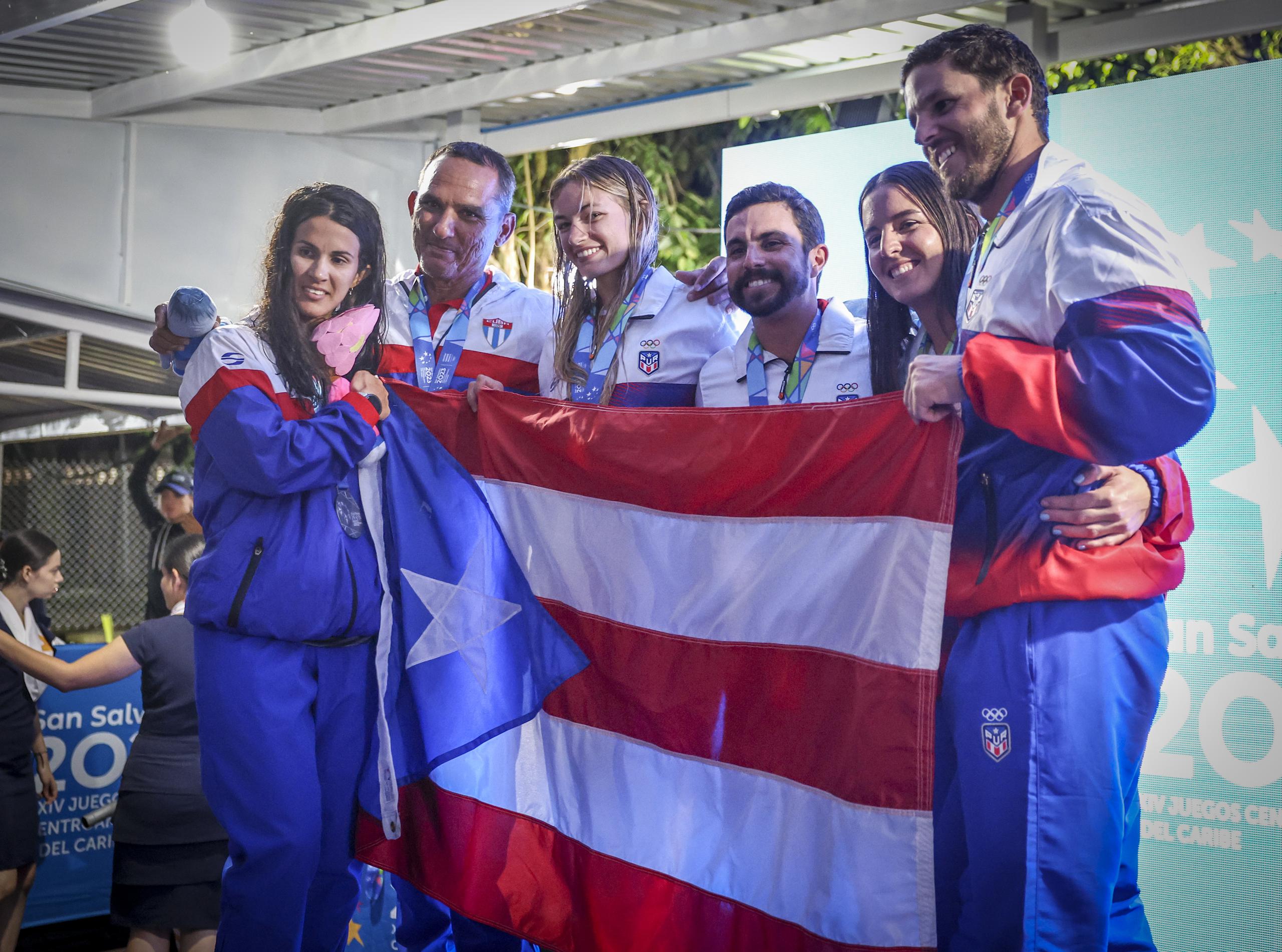 En esta foto aparecen los medallistas boricuas en los eventos de vela. Entre ellos destacan el veterano Quique Figueroa, quien ganó plata junto a Adriana Riefkohl, y Raúl Ríos, el abanderado de Puerto Rico, quien ganó oro.