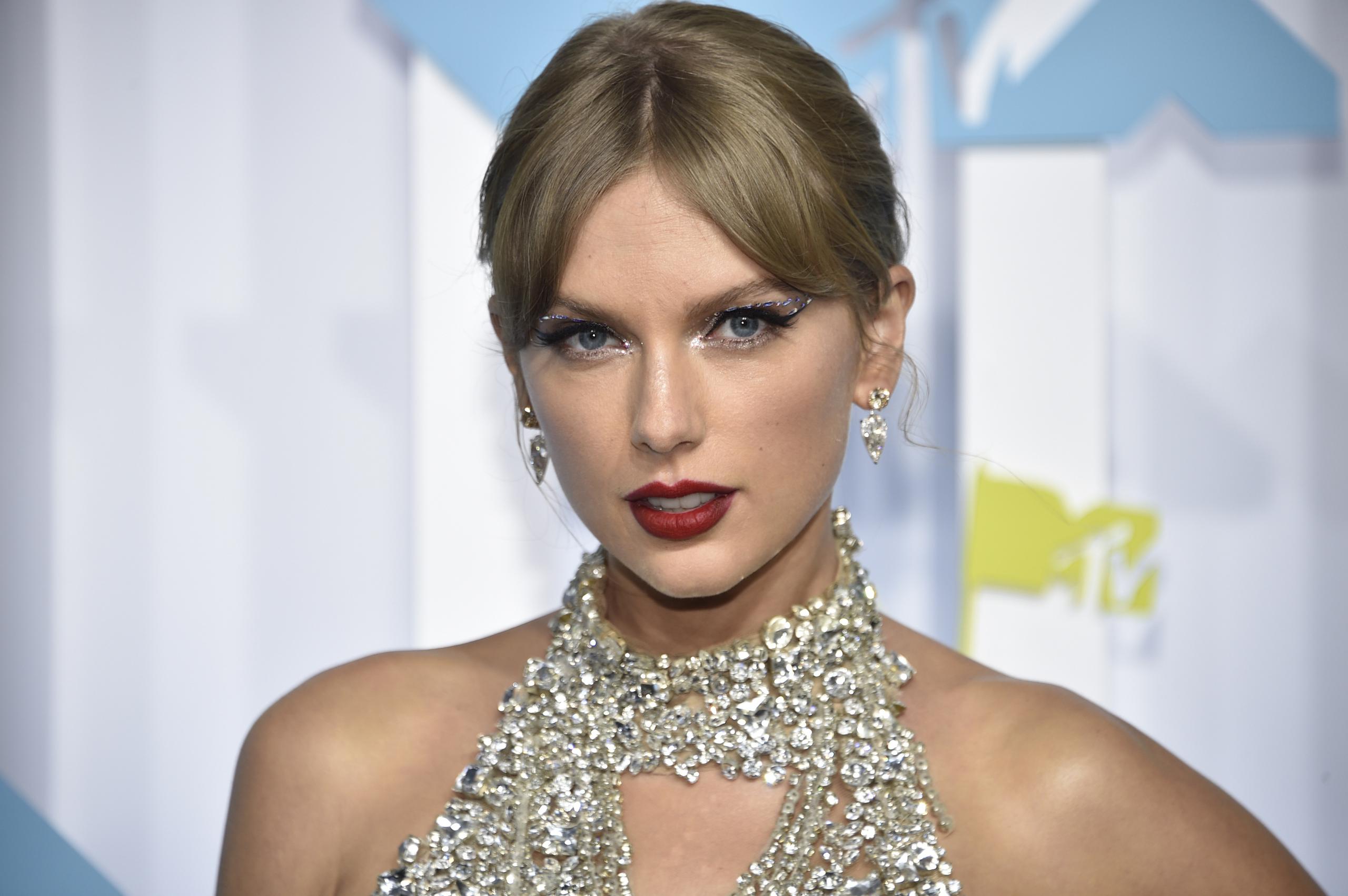 Con su último álbum “Midnights”, que salió a la venta el mes pasado, Taylor Swift se convirtió en la primera artista musical en la historia en conseguir los 10 primeros puestos de la lista de 100 canciones del Billboard Hot 100.