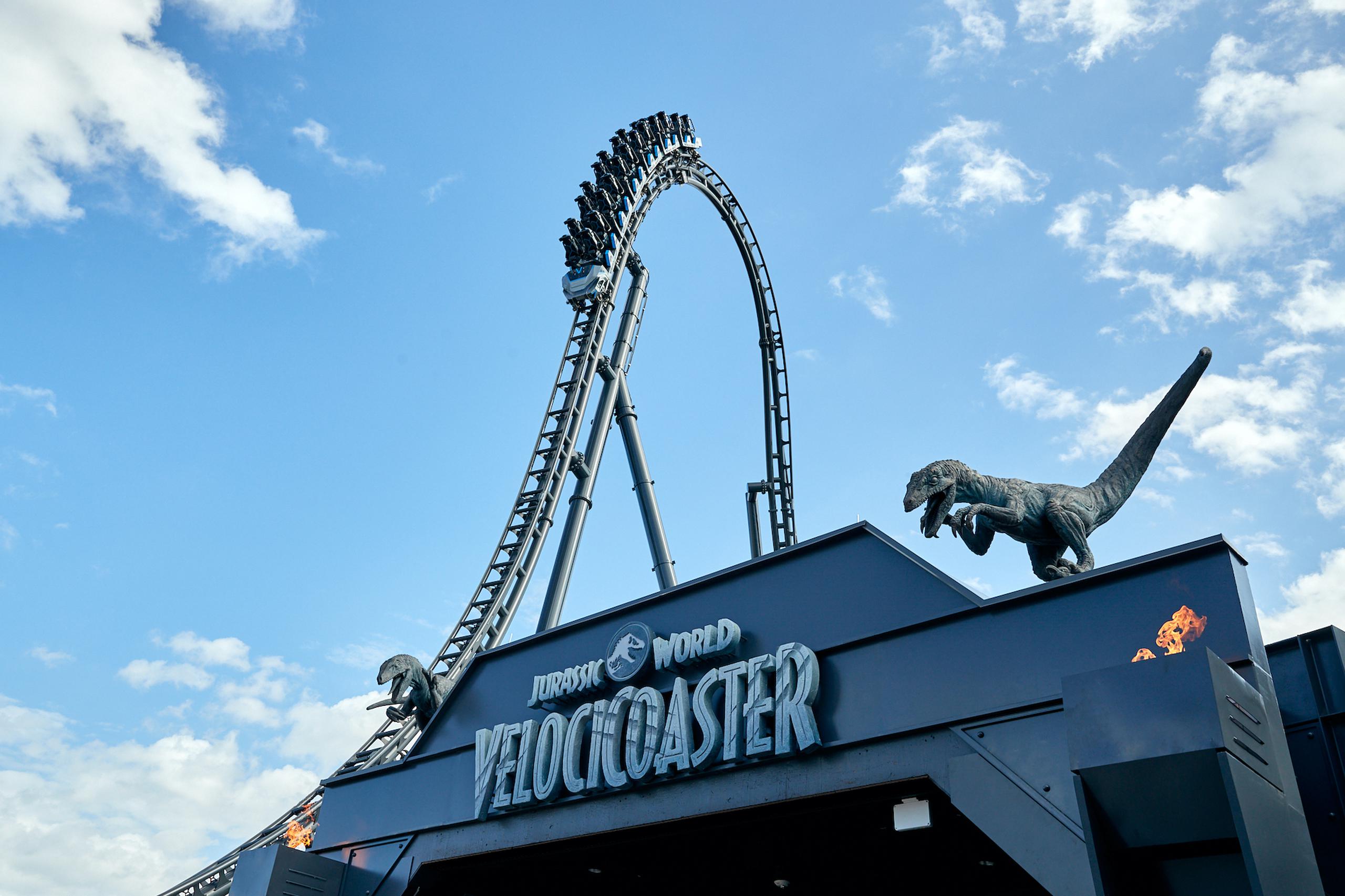 Jurassic World Velocicoaster tiene una cima que impulsa a los viajeros a 155 pies en el aire y luego inmediatamente a una caída de 80 grados, la más pronunciada de Universal hasta ahora.