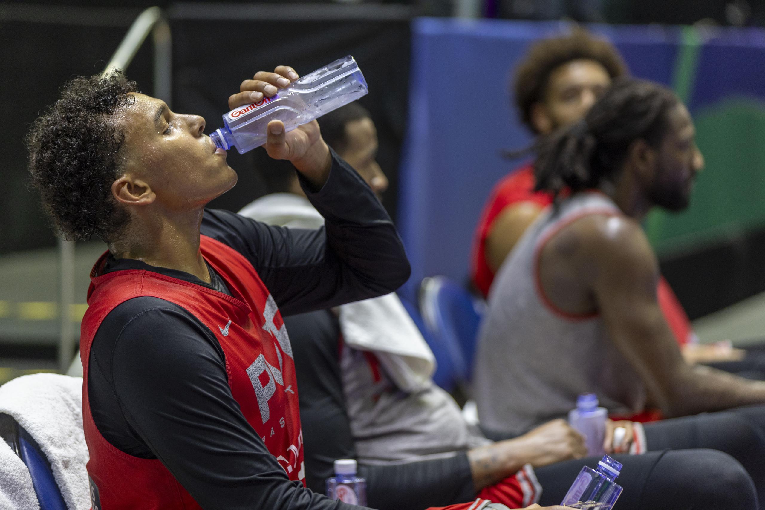 Justin Reyes aparece aquí tomando una botella de agua para hidratarse luego de esforzarse en el entrenamiento.