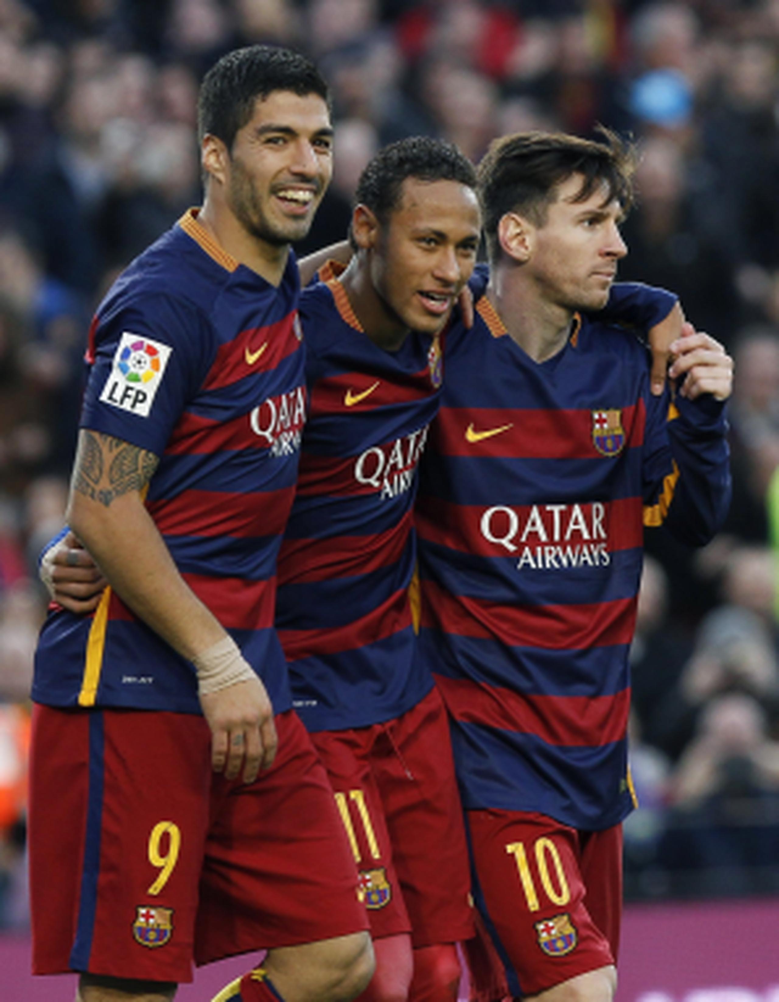 El  tridente de Suarez, Neymar y Messi celebran el gol anotado por el brasileño durante la victoria sobre Real Sociedad. (EFE / Quique García)