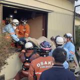 Hallan sobrevivientes entre casas caídas 72 horas después del potente terremoto en Japón