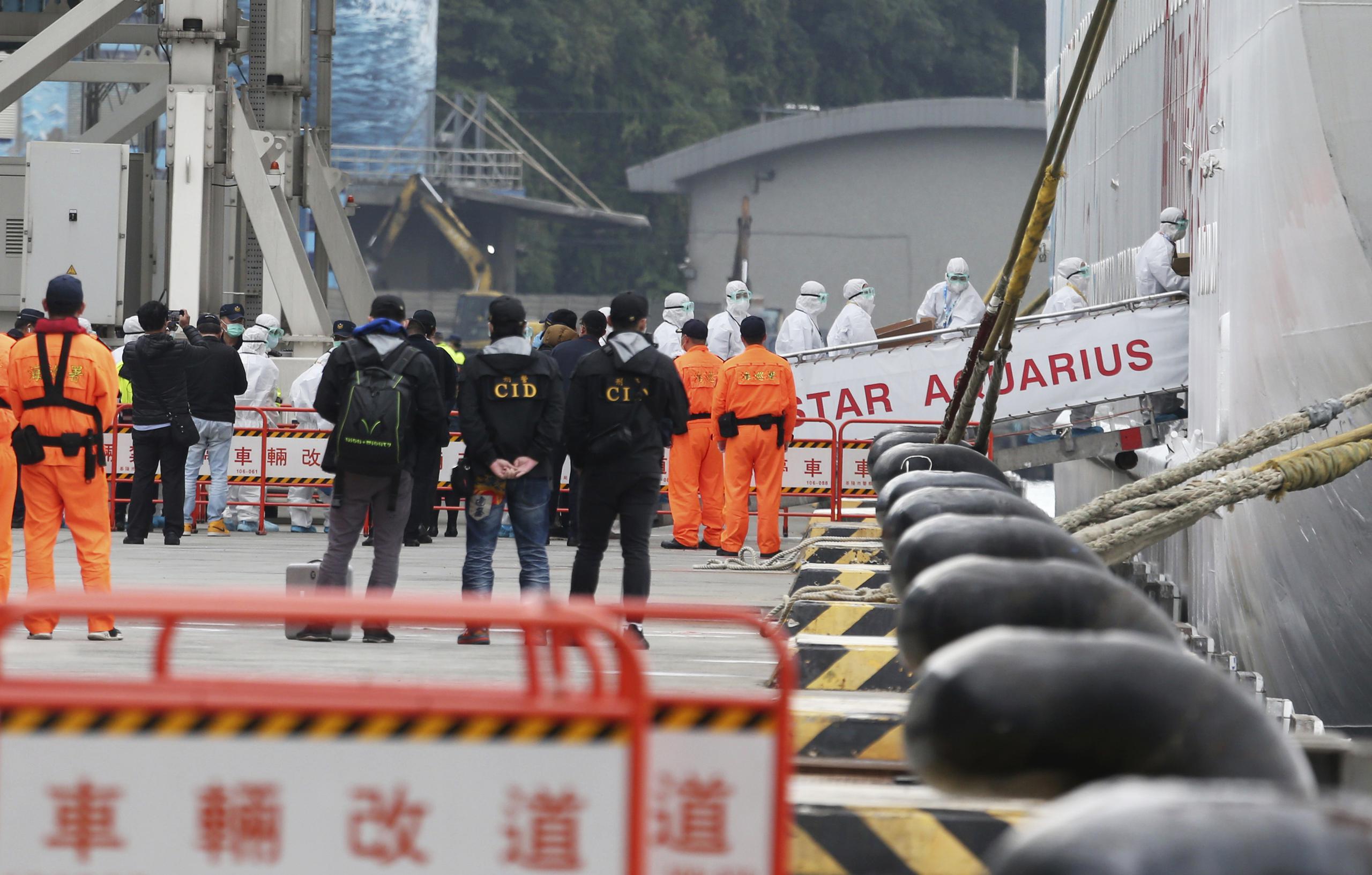 Trabajadores de prevención de epidemias se subieron al crucero SuperStar Aquarius, atracado en Nueva Taipei, Taiwán.