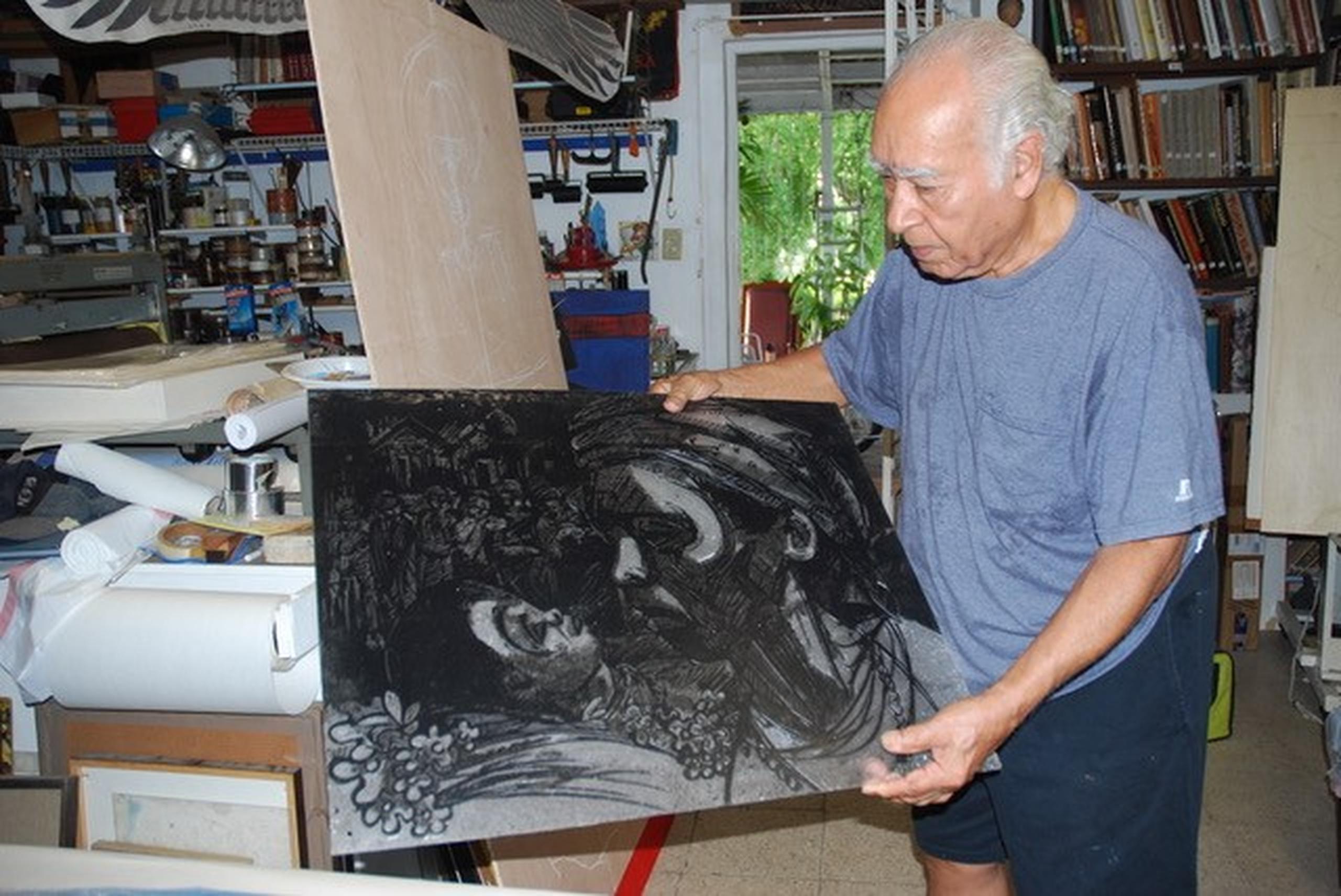 Artista gráfico José R. Alicea en su talles
