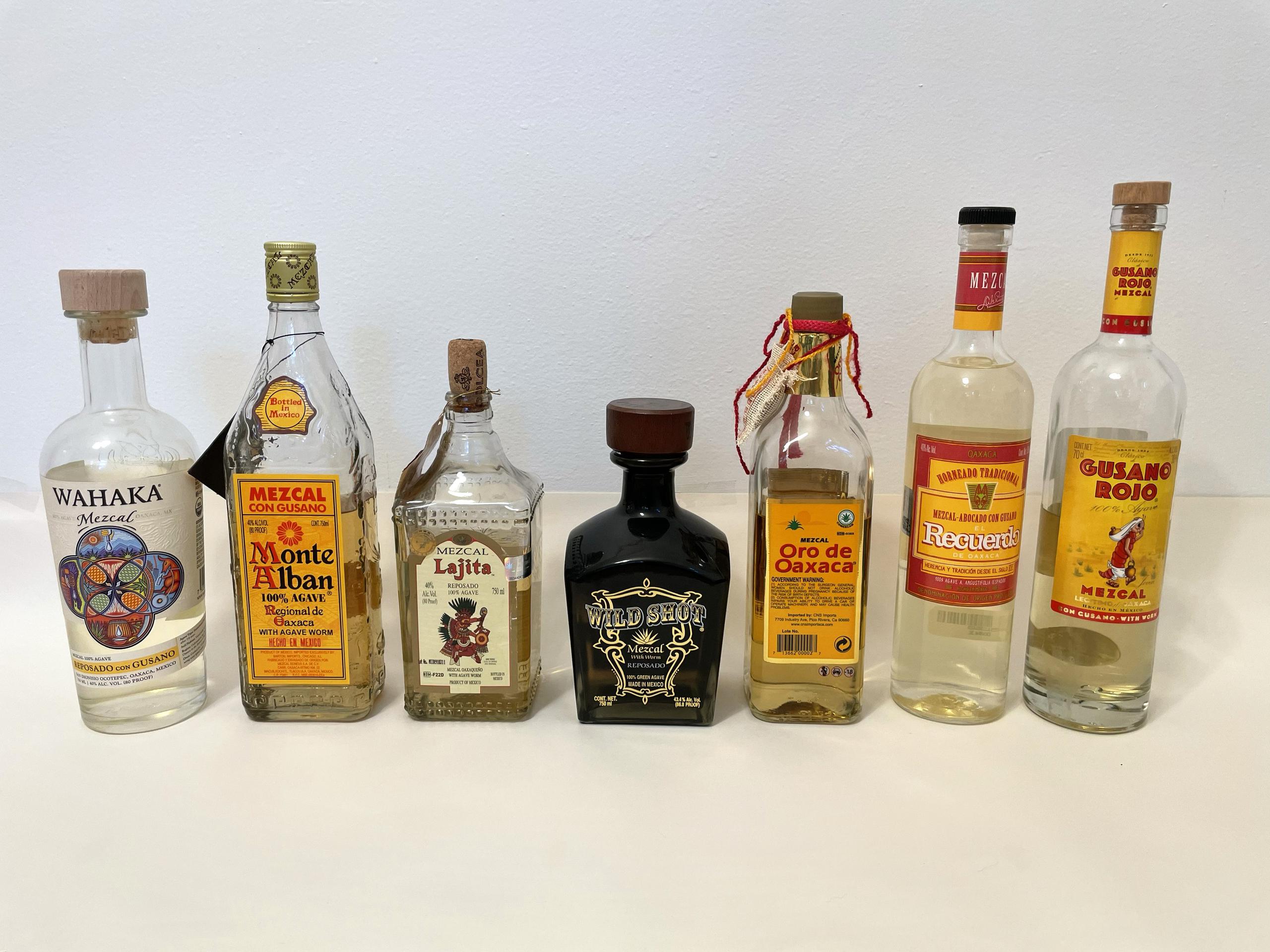Fotografía cedida por Akito Y. Kawahara donde se muestran botellas de diferentes tipos de mezcal que subieron la prueba para la identidad del "gusanos de mezcal".