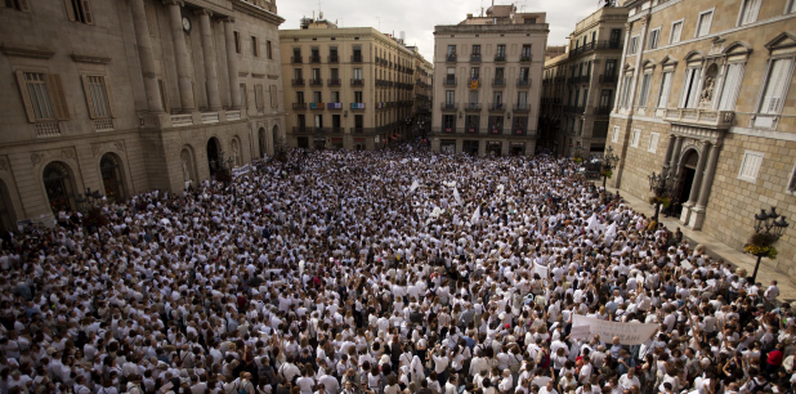 Miles de personas se congregaron en la Plaza Sant Jaume, en Barcelona, para pedir el diálogo entre España y Cataluña. (AP/Emilio Morenatti)
