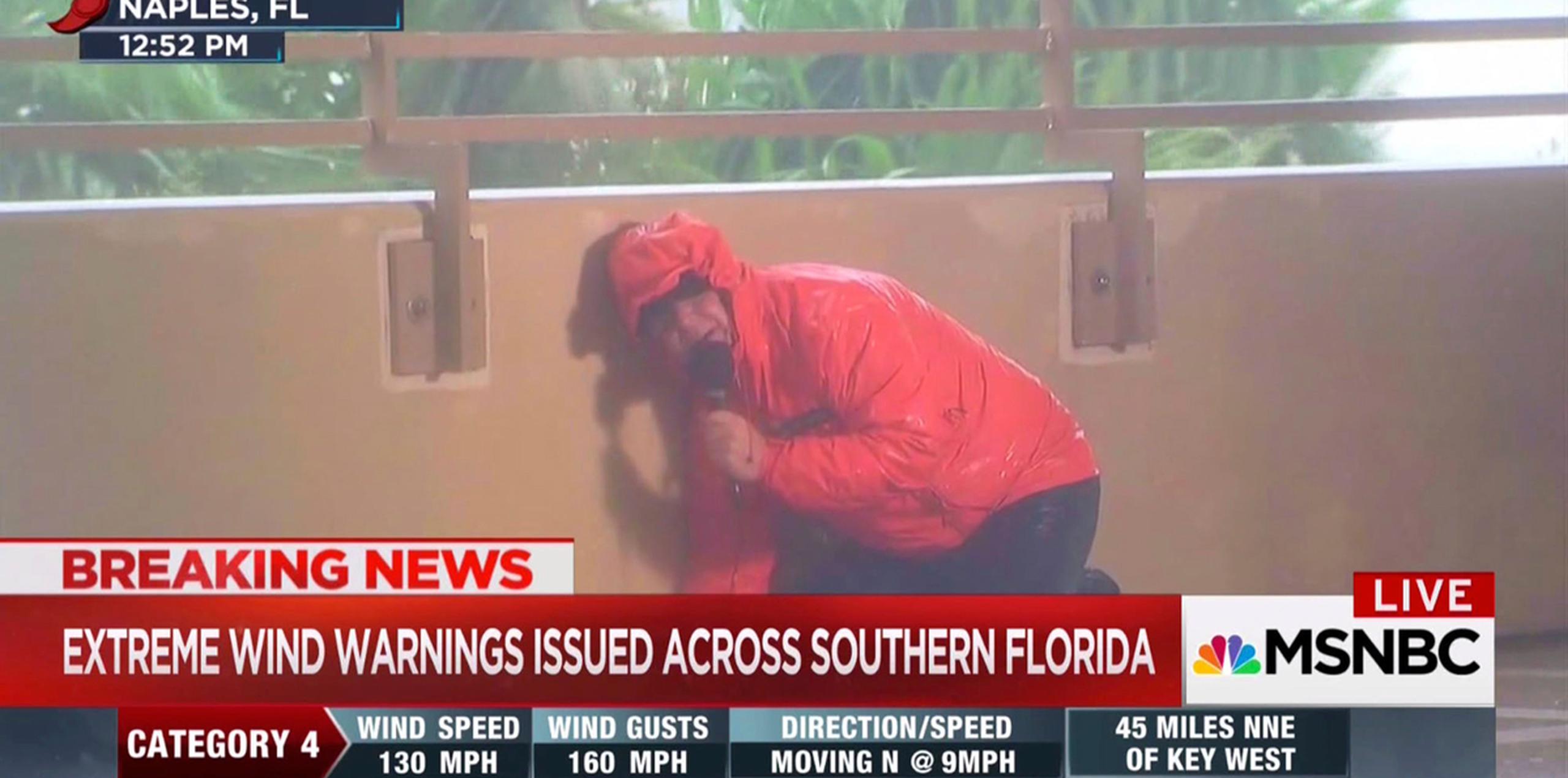 Kerry Sanders, de MSNBC, se refugia detrás del muro de un balcón durante la cobertura del paso del huracán Irma por Naples, Florida. (AP)