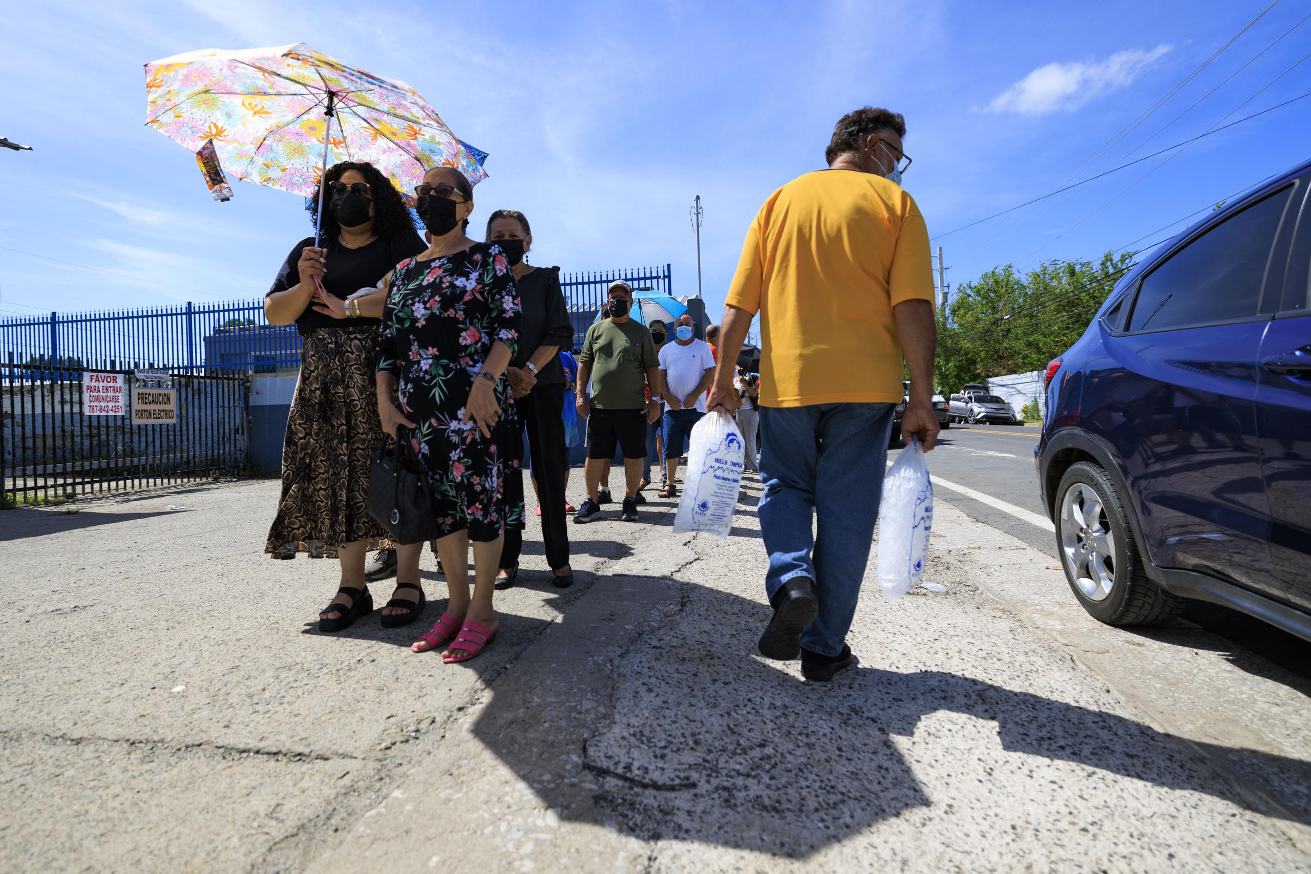 Decenas de personas hicieron fila en la hielera Tropical City Industries en la avenida Hostos en Ponce. Los clientes solo podían llevarse dos bolsas por persona .