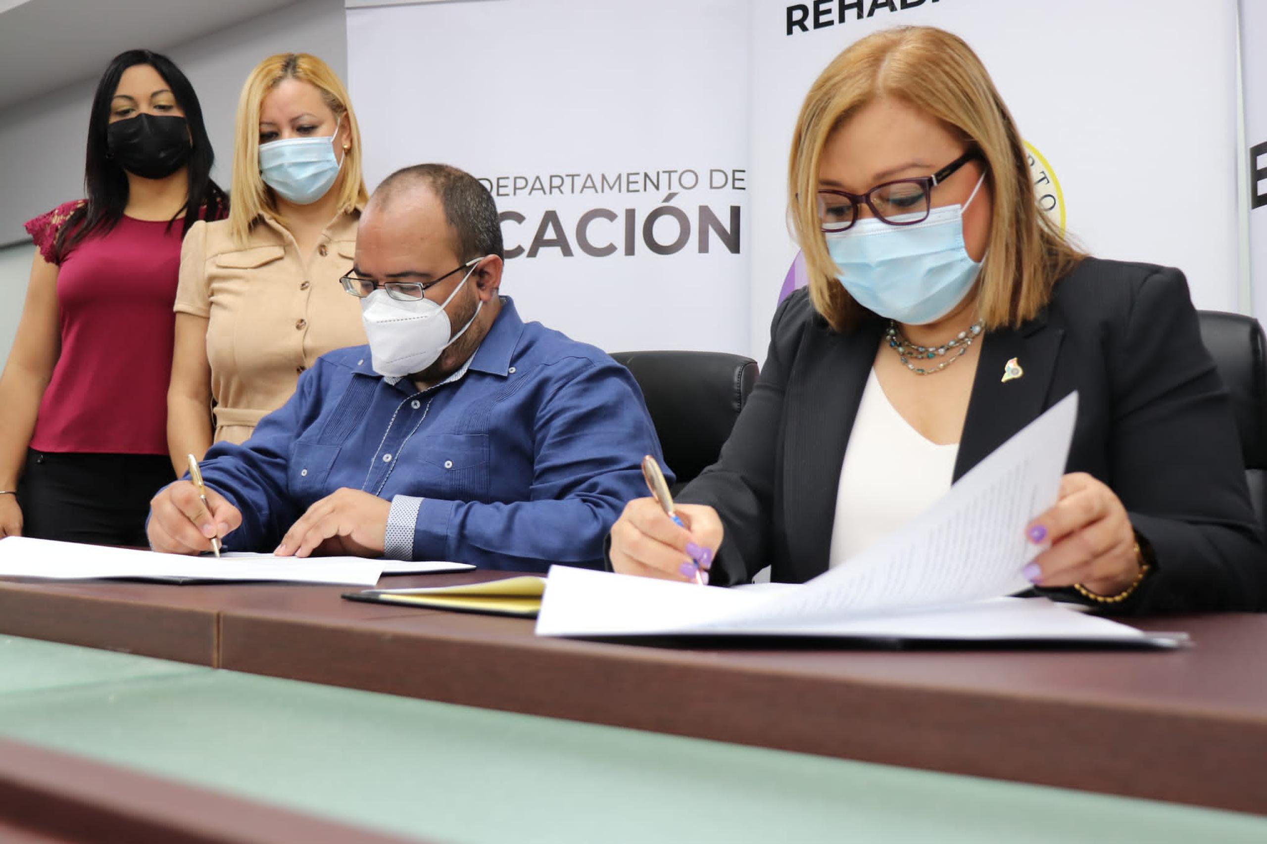 El secretario del Departamento de Educación, Eliezer Ramos Parés, y la secretaria del Departamento de Corrección y Rehabilitación, Ana Escobar Pabón, durante la firma del acuerdo.