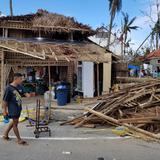 Aumentan a 375 los muertos por azote de tifón Rai en Filipinas 